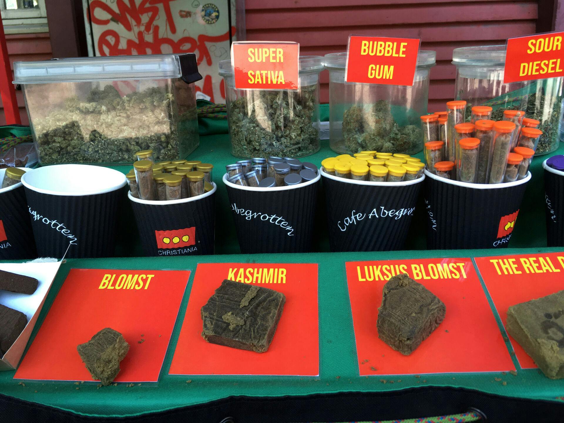 Hash, skunk og pot i en bod på Pusherstreet på Christiania.