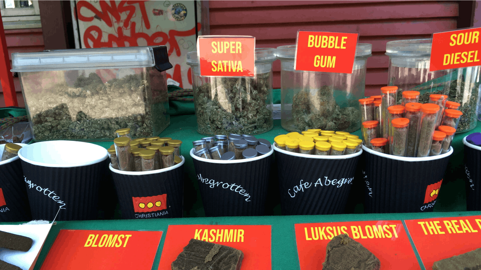 Hash, skunk og pot i en bod på Pusherstreet på Christiania.