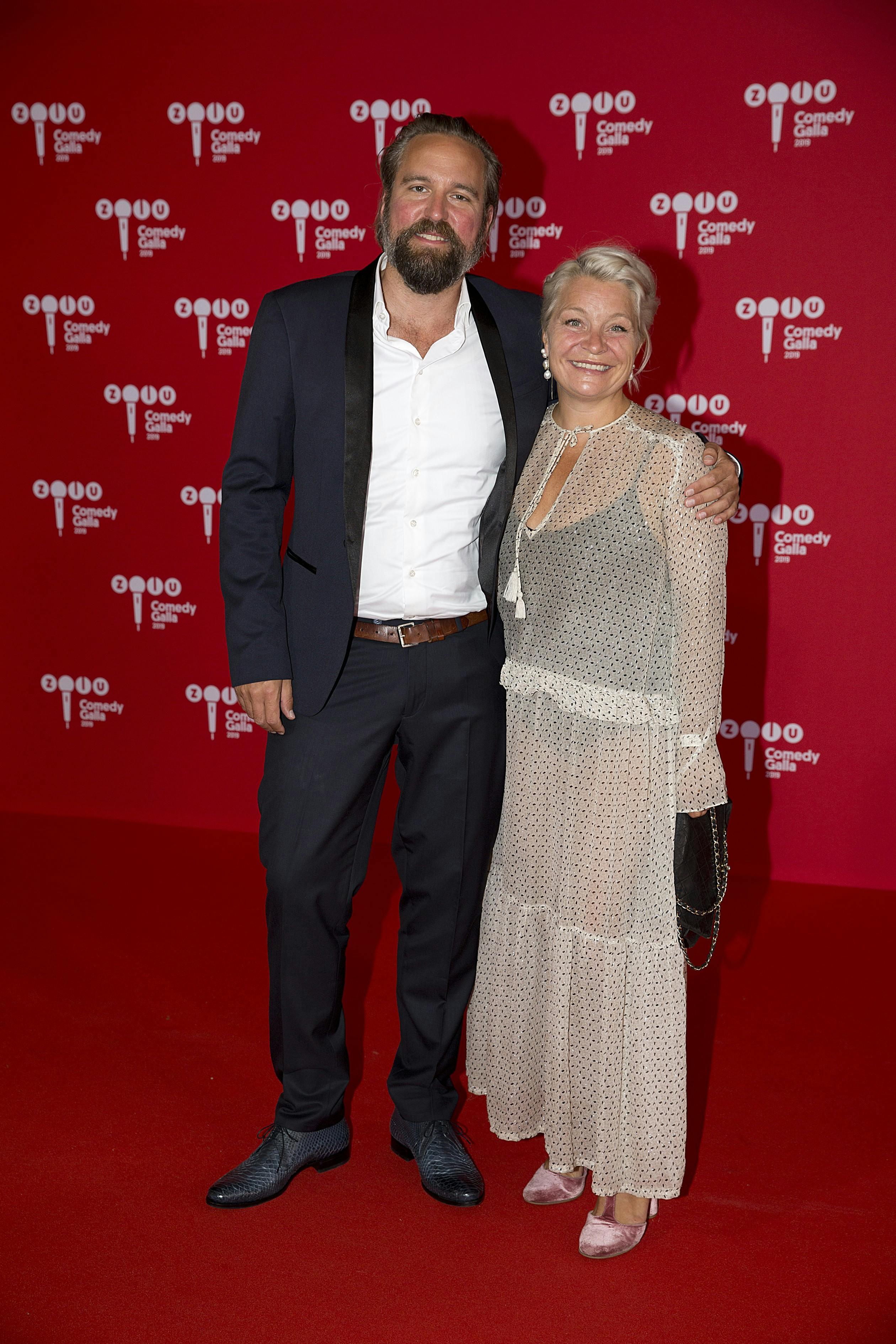Signe Lindkvist og Mads Ulrick Holmstrup bor stadig sammen.