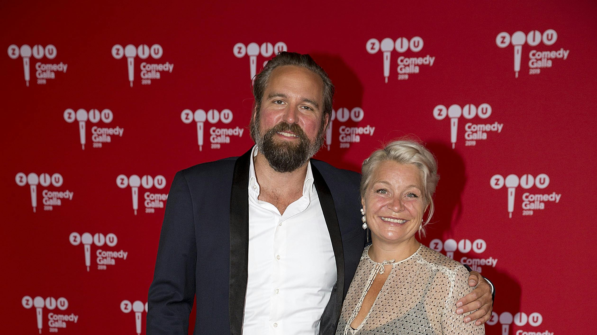 Signe Lindkvist og Mads Ulrick Holmstrup bor stadig sammen.