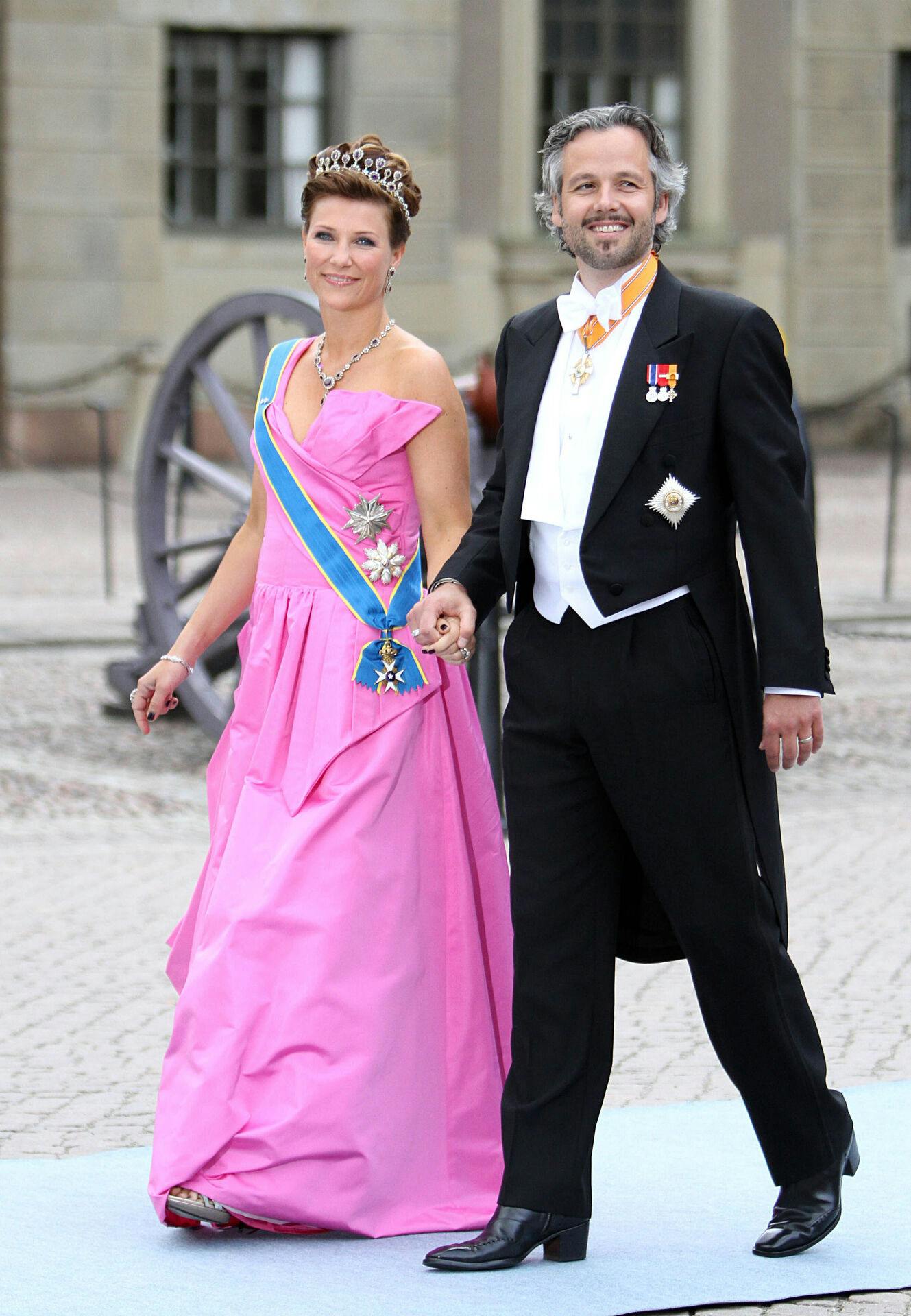 19-06-2010 Stockholm Princess Martha Louise and Ari Behn arrive to Stockholm's Storkyrkan cathedral for the wedding of Swedish Crown Princess and Prince in Stockholm. (c) PPE/Nieboer PPE-Agency/Edwin Veloo www.ppe-agency.com Anemonenweg 52 2241 XM Wassenaar M. 06-43497725 F 084-7384869 info@ppe-agency.com If you have any questions please call or e-mail us with your inquiries