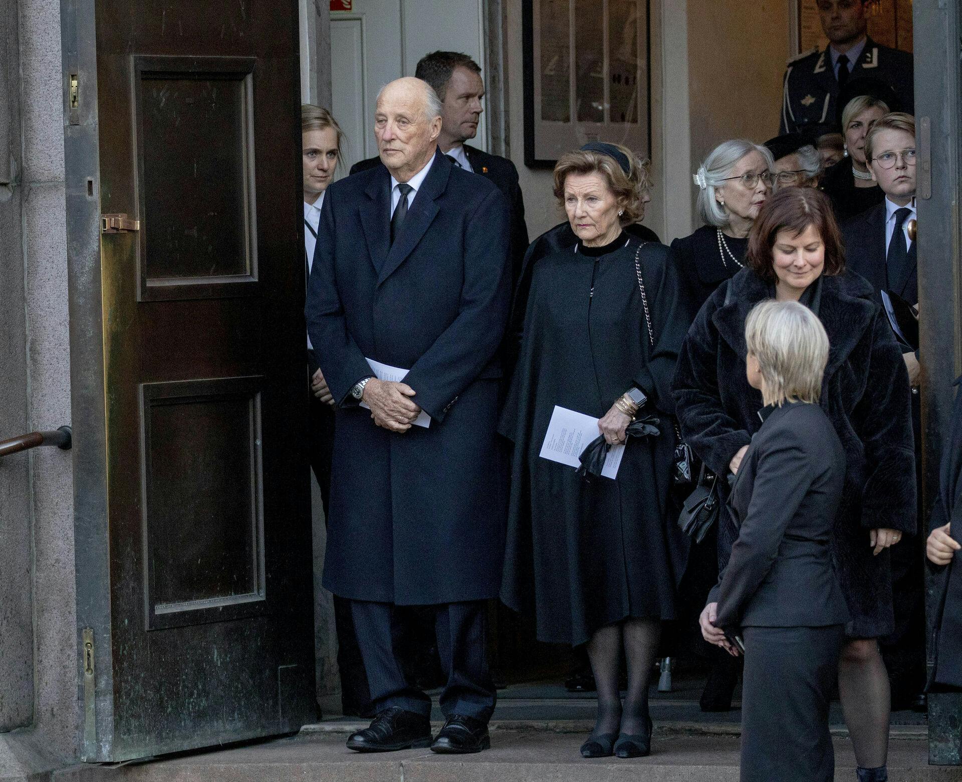 Den norske kongefamilie stod sammen i sorgen, da de sagde et sidste farvel til Ari Behn 3. januar 2020.