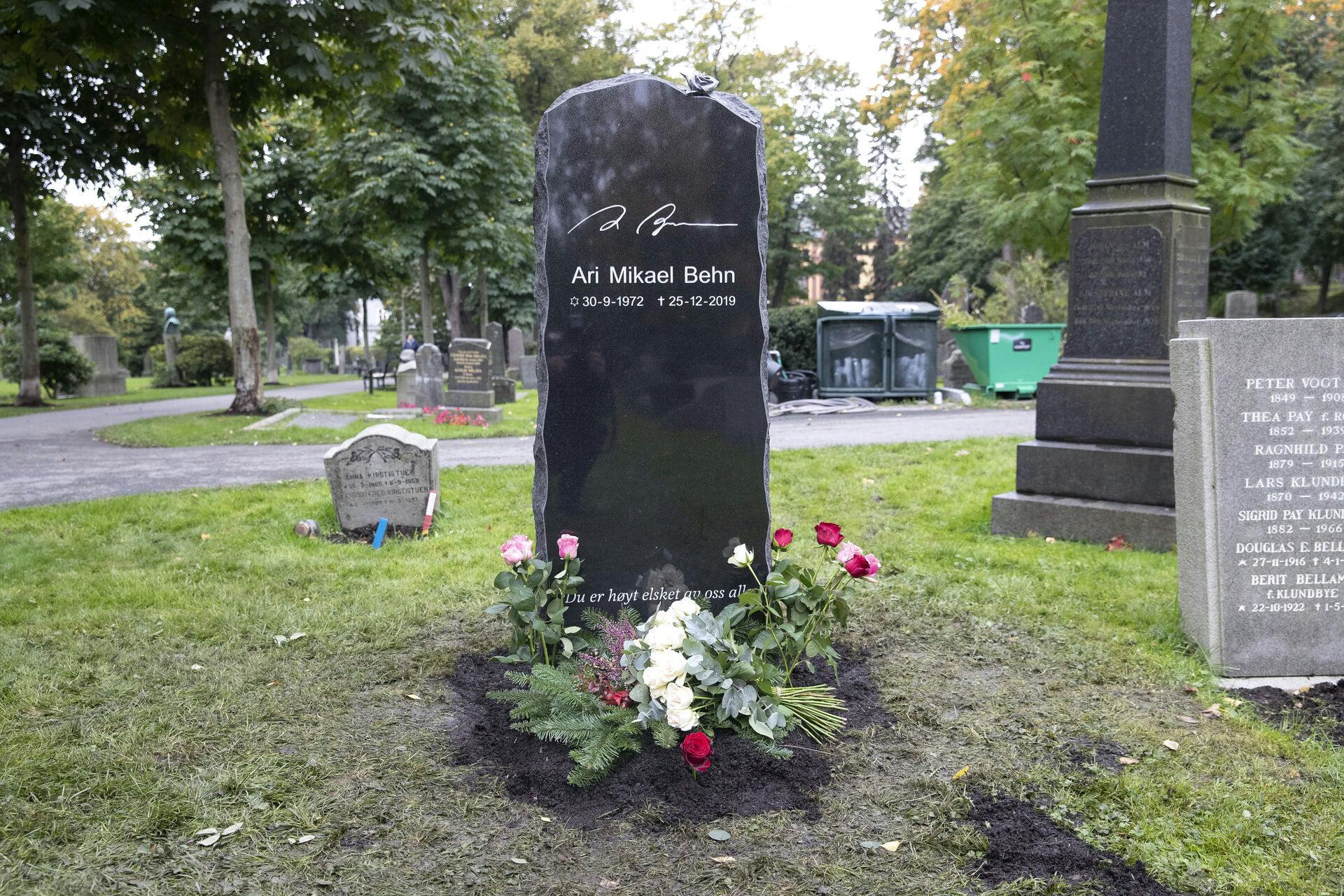 10 måneder efter sin død blev Ari Behns gravsten sat ved hans gravsted på Vestre Gravlund i Oslo.