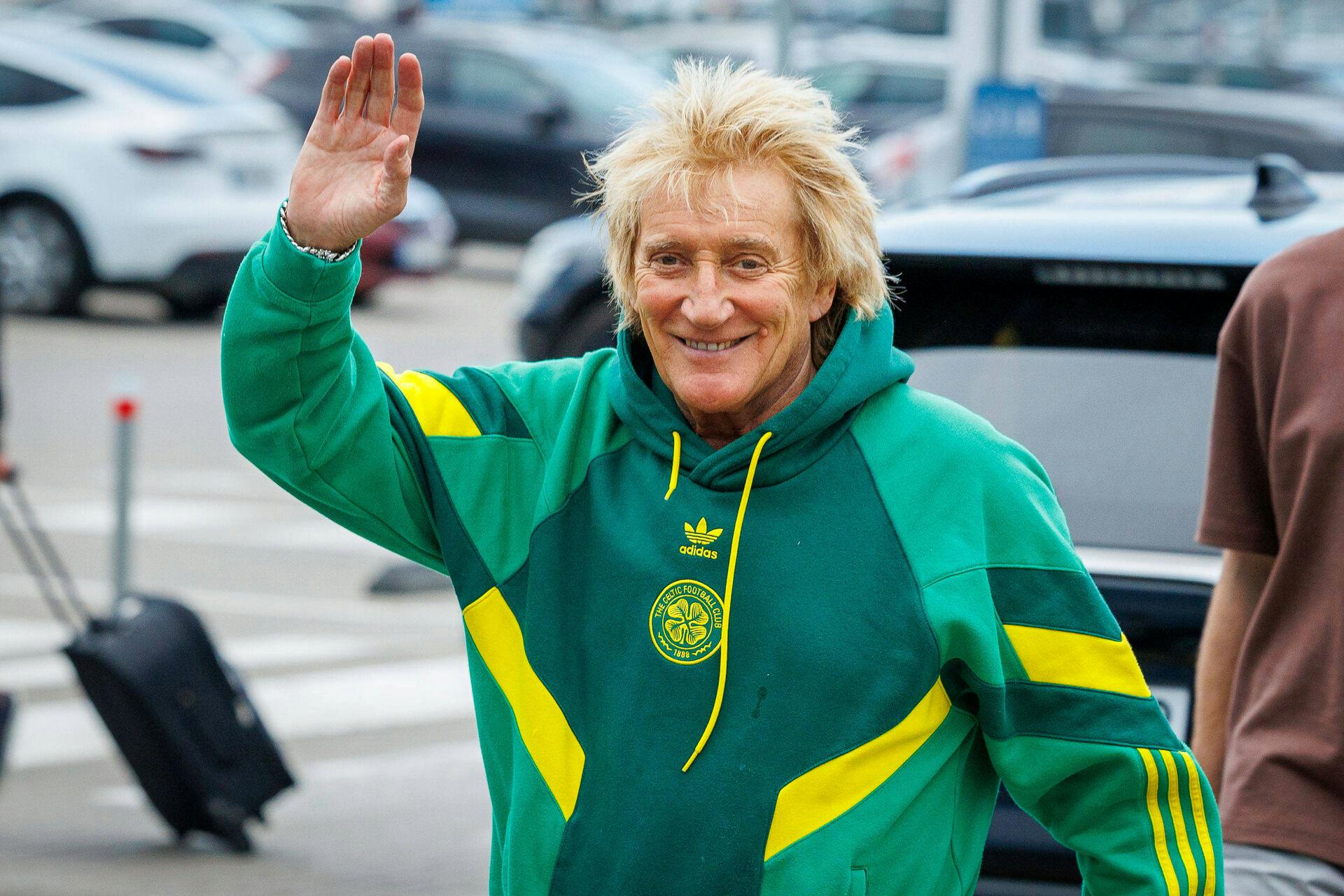 Her ses Rod Stewart i går onsdag 30. april, da han landede i Litauen.