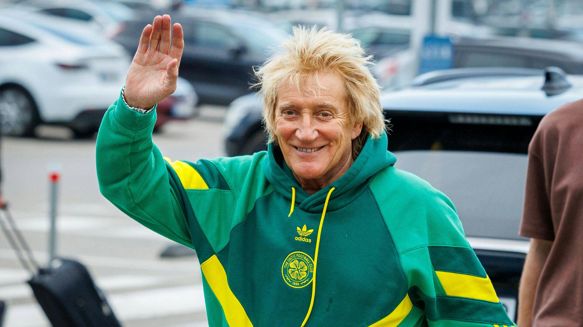 Her ses Rod Stewart i går onsdag 30. april, da han landede i Litauen.