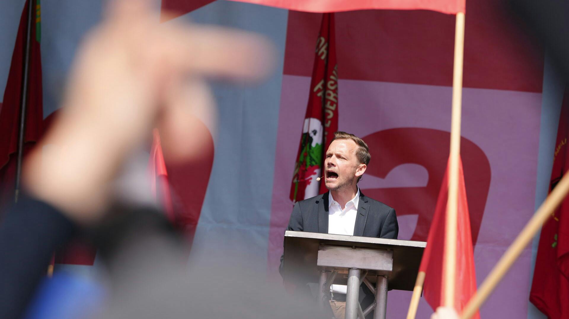 Socialdemokratiske topfolk som Hummelgaard har haft det svært i Fælledparken de seneste år under 1. maj-festlighederne. Mange af de fremmødte kan nemlig ikke helt se, hvad partiet faktisk gør for dem, som dagen handler om.