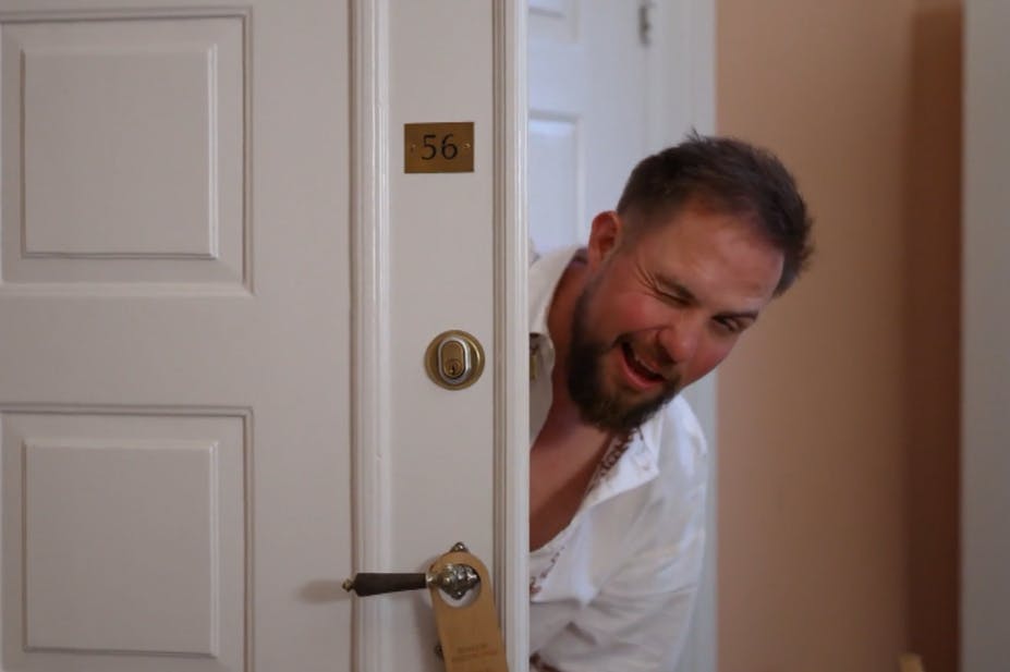 Kæresteparret hygger for lukket dør.