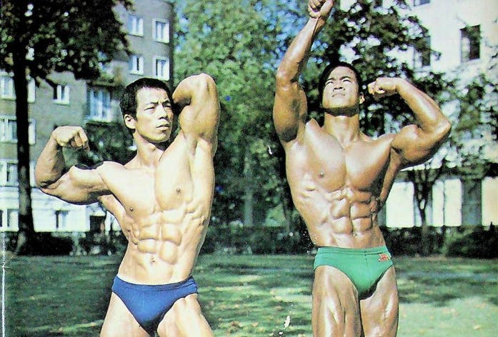 Den tidligere Mr. Universe-vinder Shigeru Sugita (tv.) er død i en alder af 78 år.
