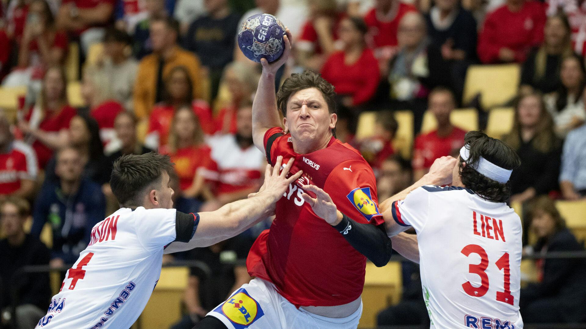 Danmarks Lasse Kjær Møller i kamp med Norges Kasper Lien og Patrick Anderson under herrehåndbold EHF Euro Cup-kampen mellem Danmark og Norge i Jyske Bank Boxen onsdag den 6. november 2024.