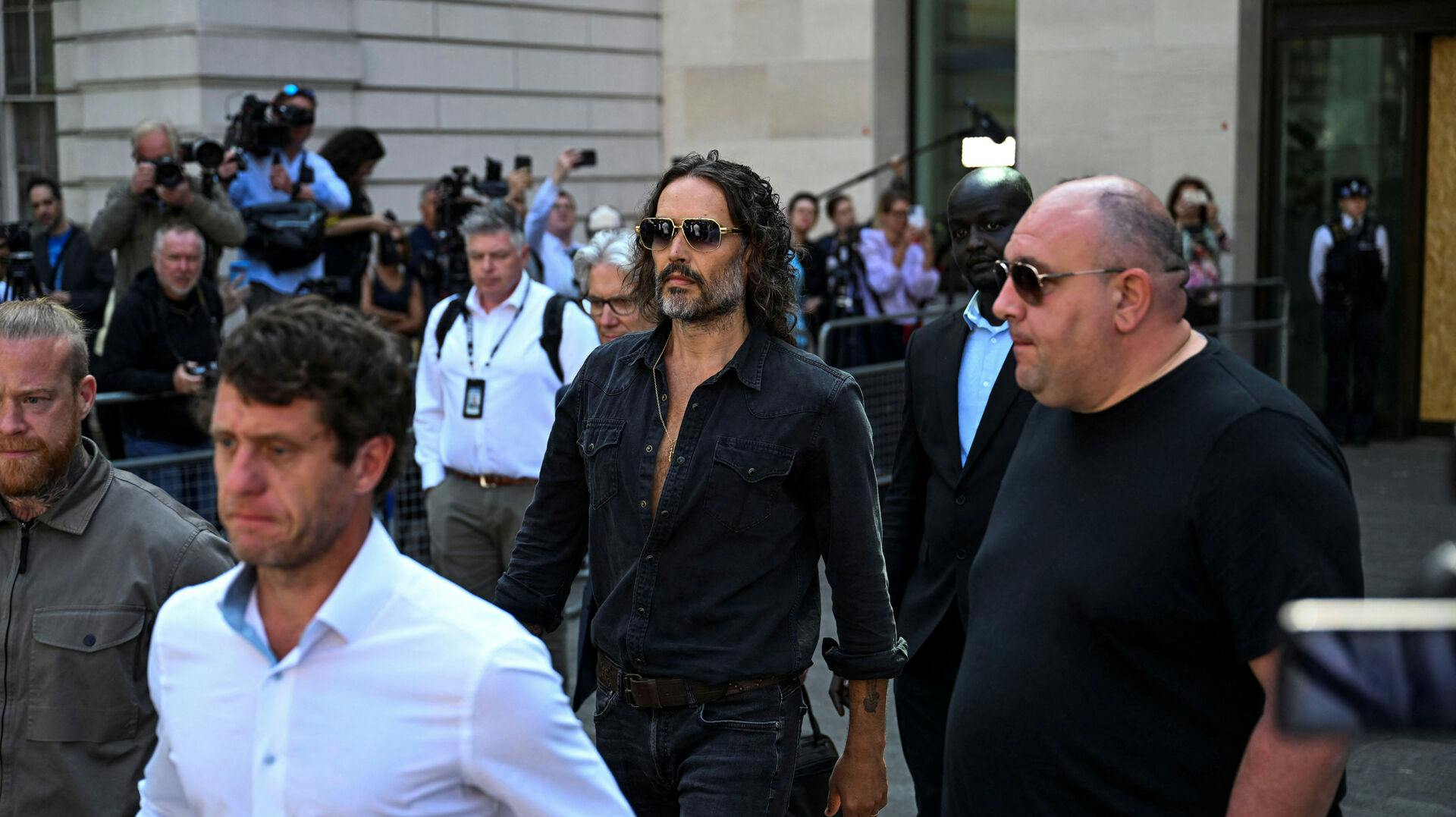 Efter 14 minutter sluttede Russell Brands første dag i retten, hvor han er tiltalt for at have voldtaget flere kvinder.