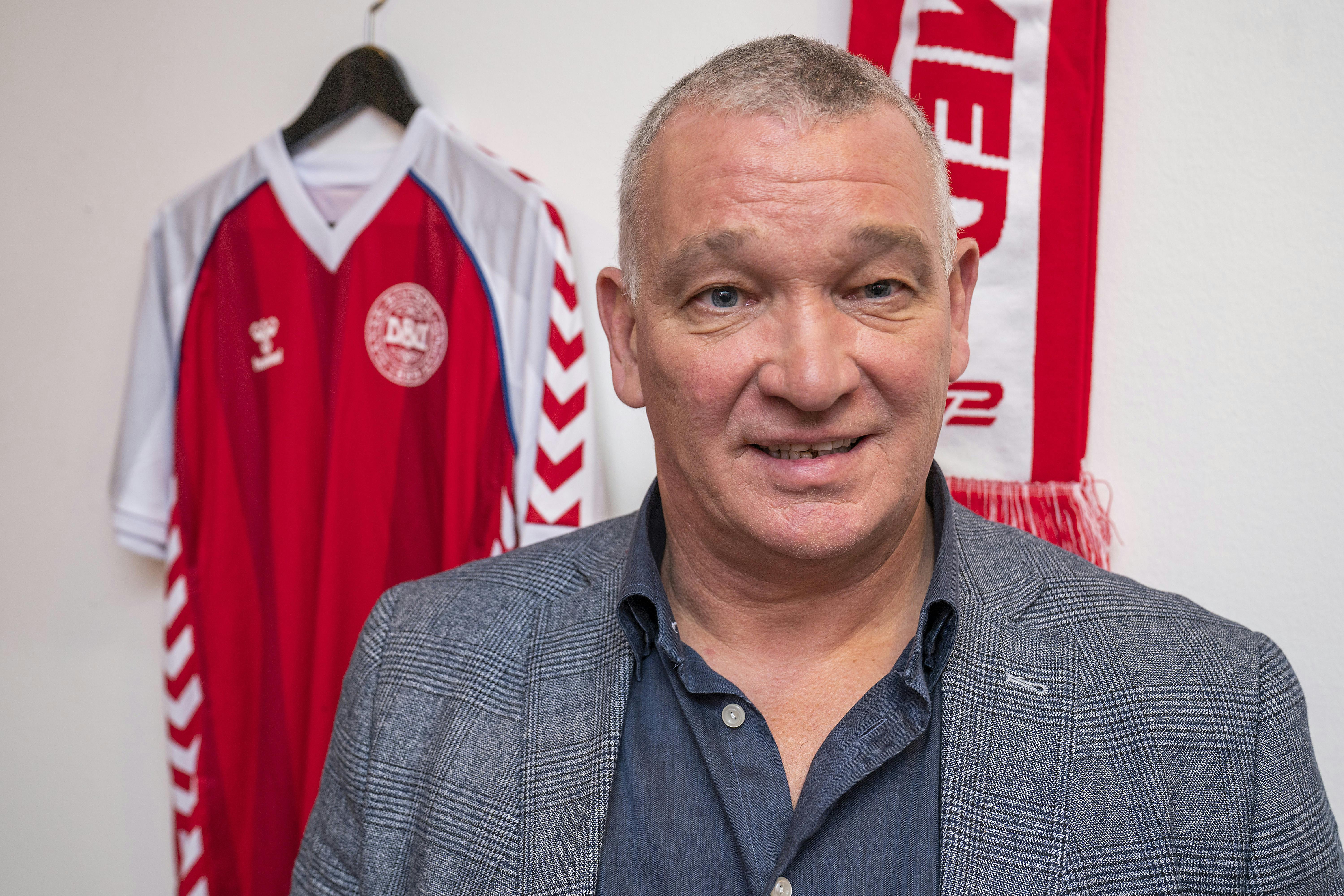 John Faxe med landsholdstrøje i baggrunden