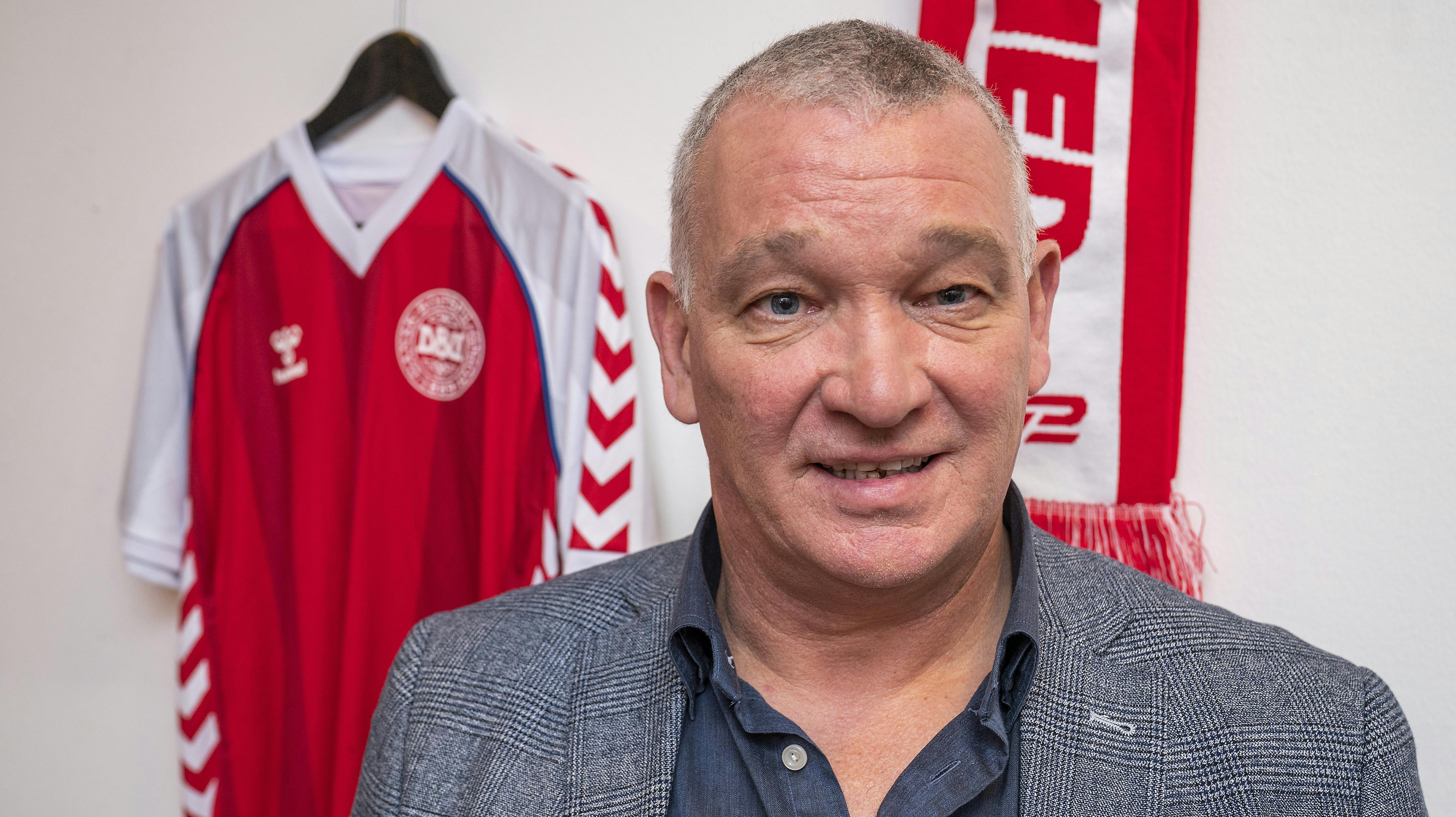 John Faxe med landsholdstrøje i baggrunden