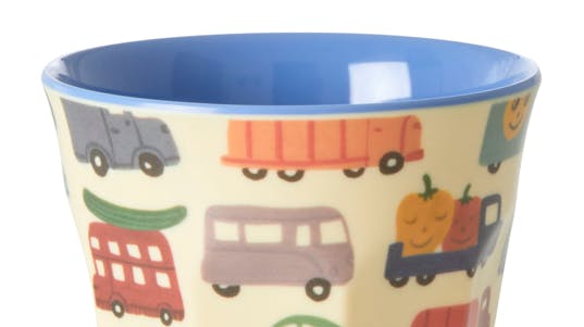 En børnekop med biler tilbagekaldes.