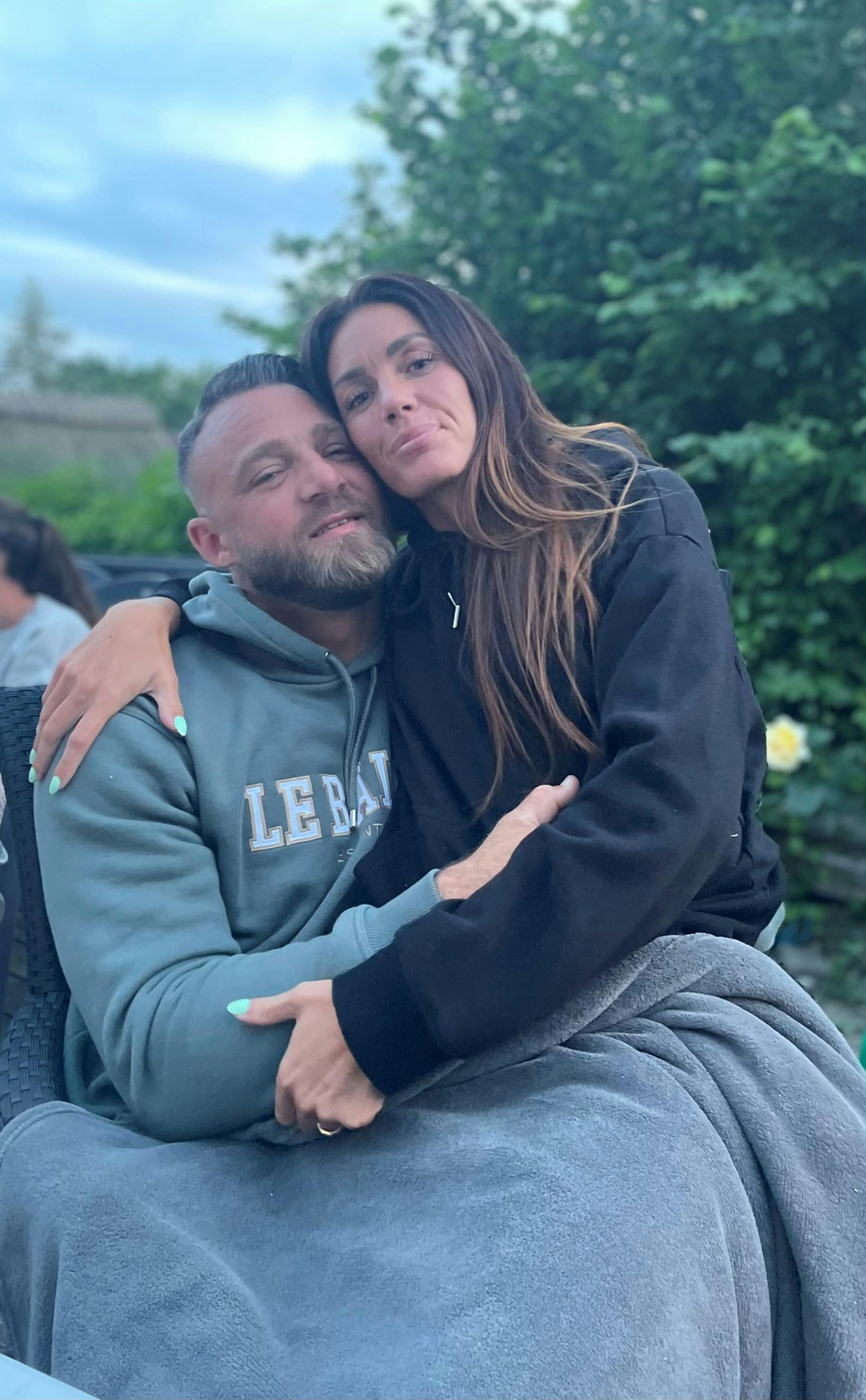 Sylvester Winther og Nadia arbejder sammen i hans begravelsesforretning. Han beskriver hende som sin sikre havn.