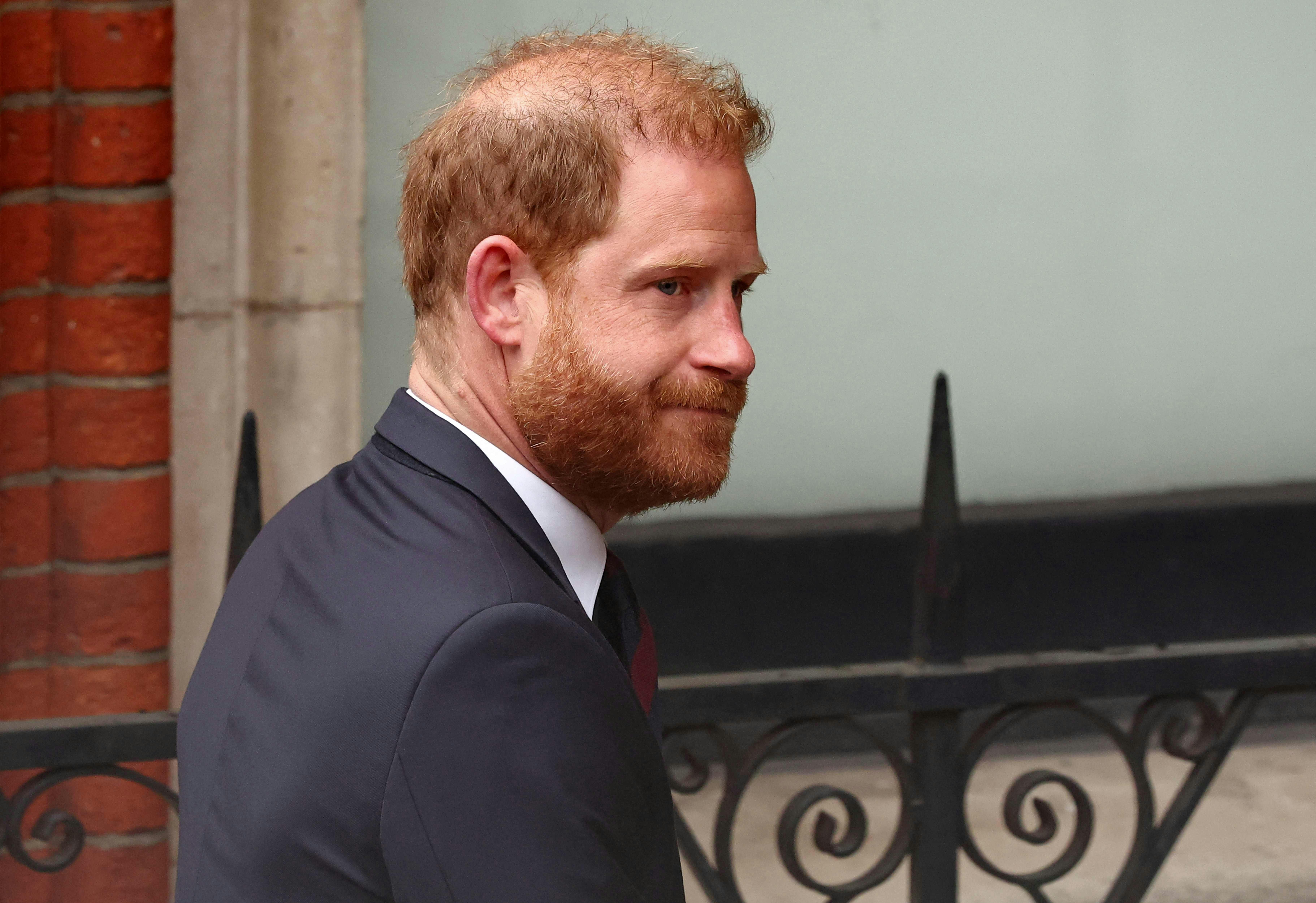 Prins Harry mener ikke, at han kan tage familien med til Storbritannien efter fredagens afgørelse. 
