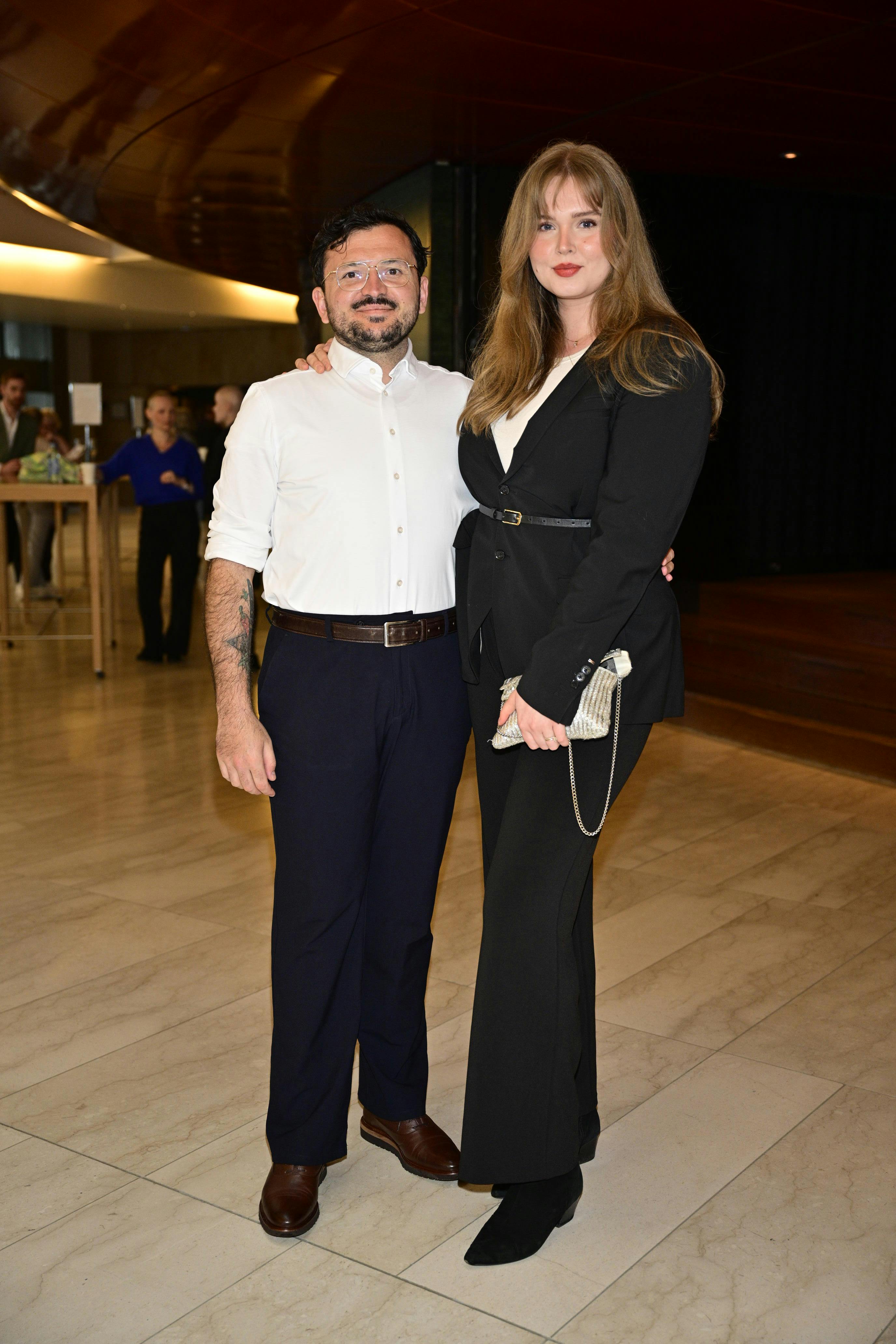 Umut Sakarya og Johanne Havshøj fortalte gladeligt om deres bryllupsplaner.