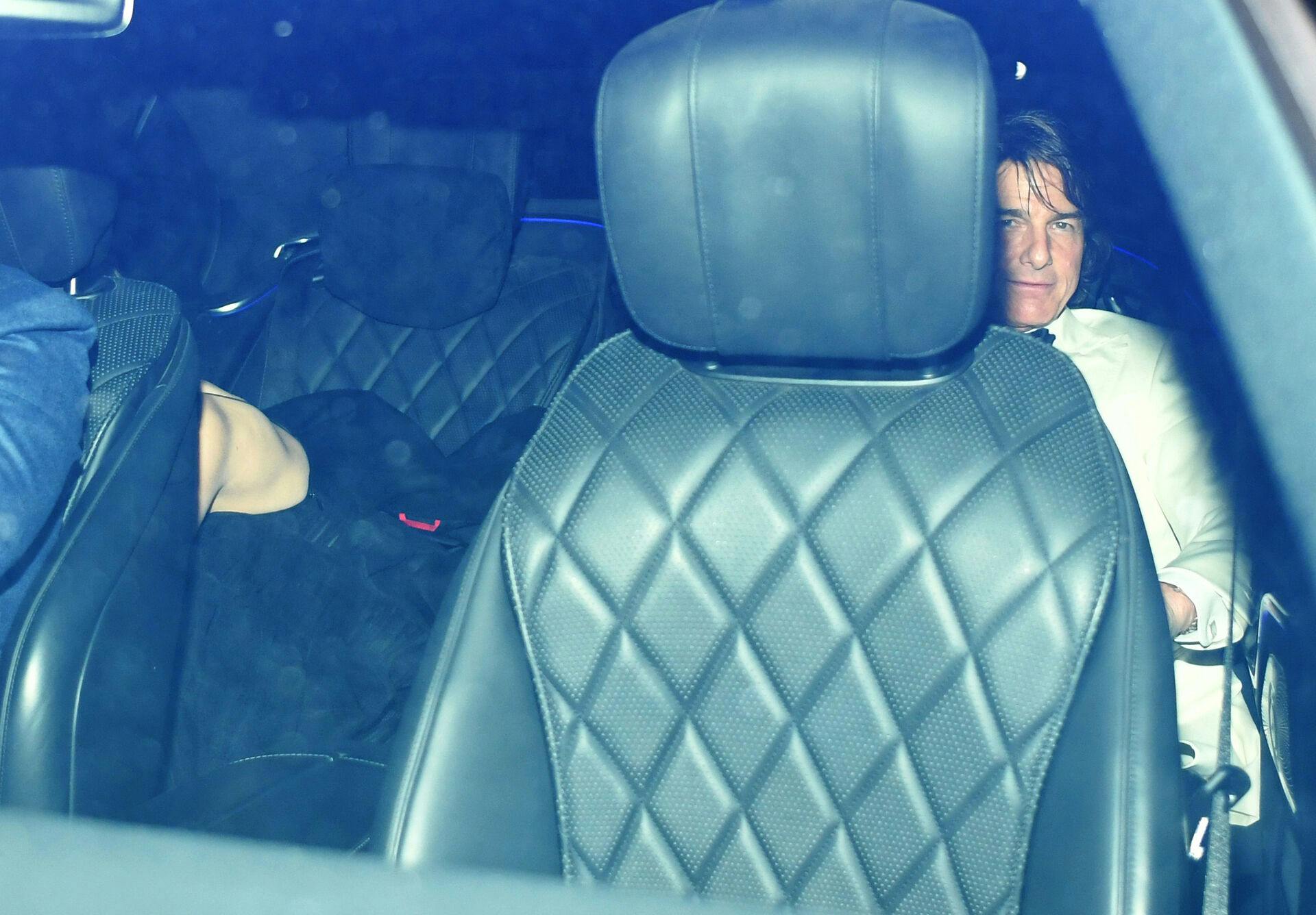 Også Tom Cruises kvindelige ledsager Ana De Armas gemte sig så godt hun kunne i limousine.