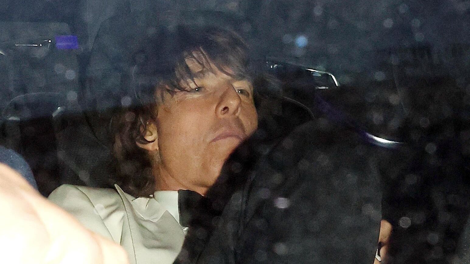 Tom Cruise gjorde - forgæves - alt for at undgå at blive fotograferet efter David Beckhams vilde 50-års fødselsdag på restaurant Core i Notting Hill i London.