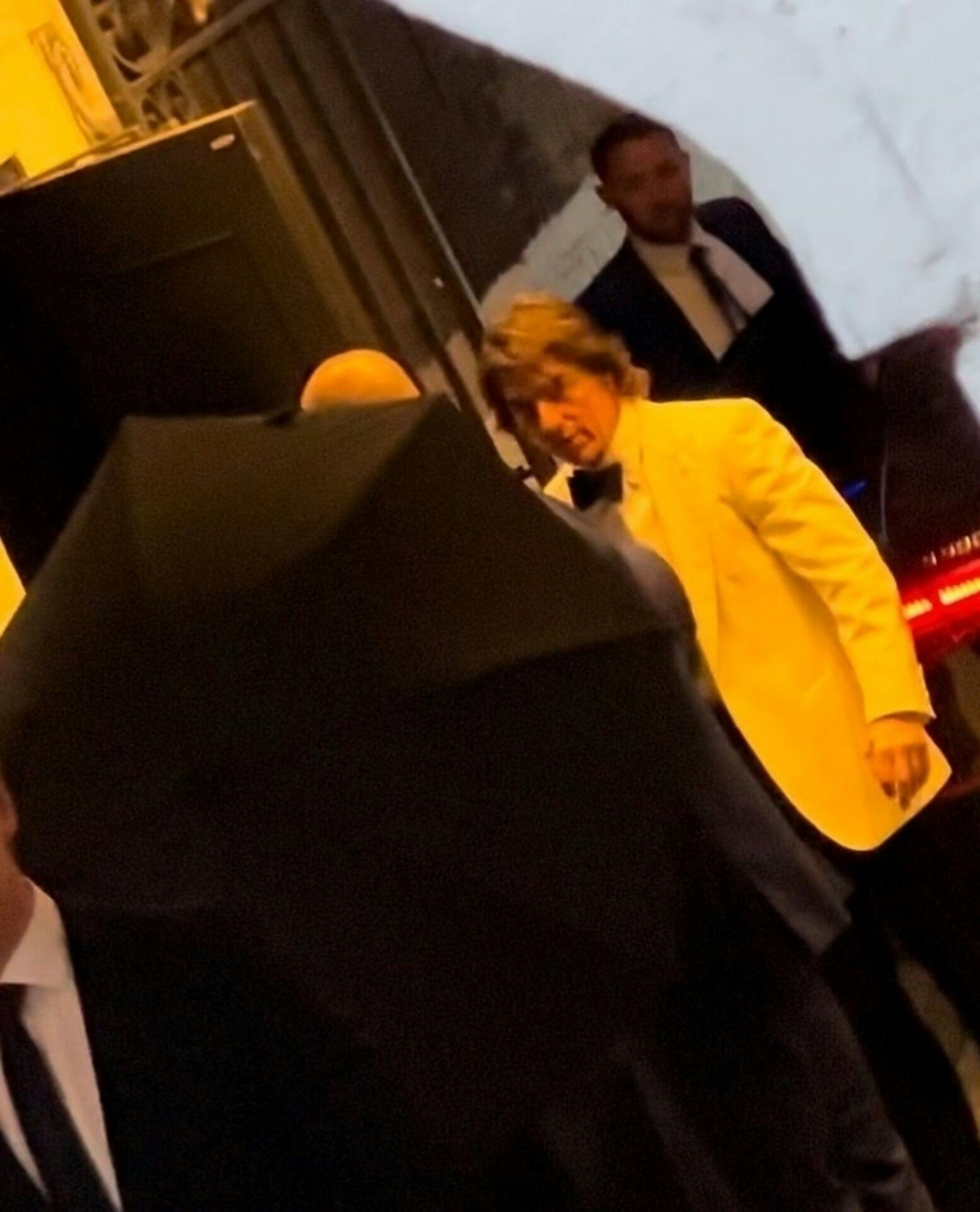 Der blev også taget paraplyer i brug for at forsøge at skjule de verdensberømte gæster.