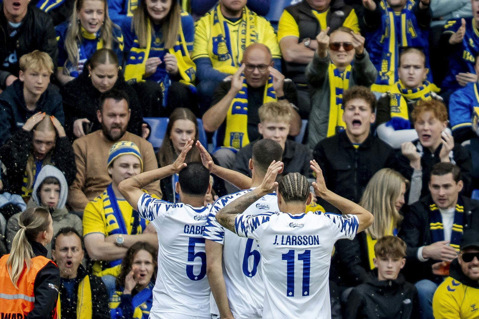 Det blev bestemt ikke taget godt imod, at FCK-spillerne forsøgte at lade sig hylde foran Brøndbys rasende fans.