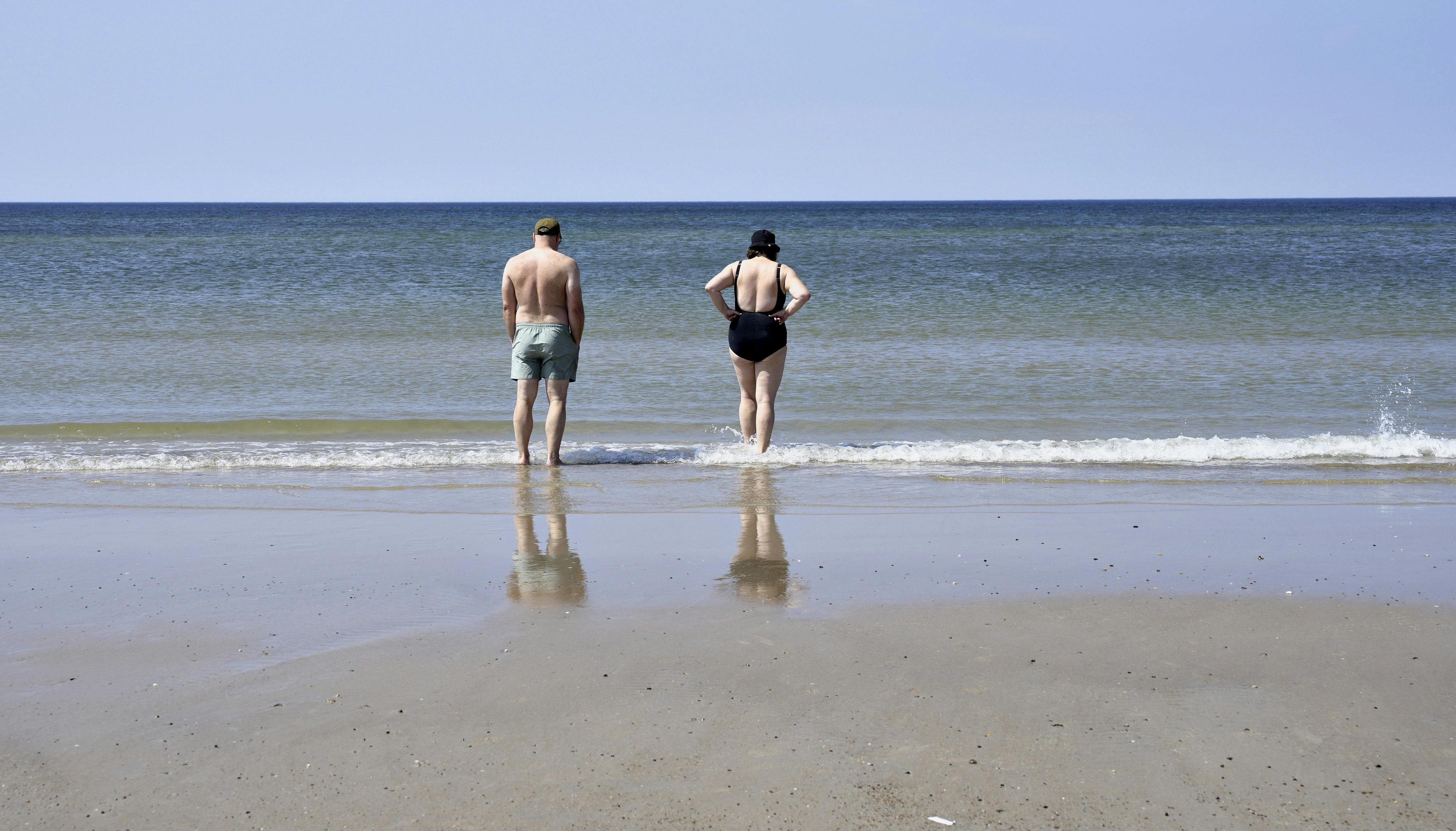 Strandgæster nyder solen og sommeren ved Blokhus Strand i Nordjylland, torsdag den 27. juni 2024.. (Foto: Henning Bagger/Ritzau Scanpix)