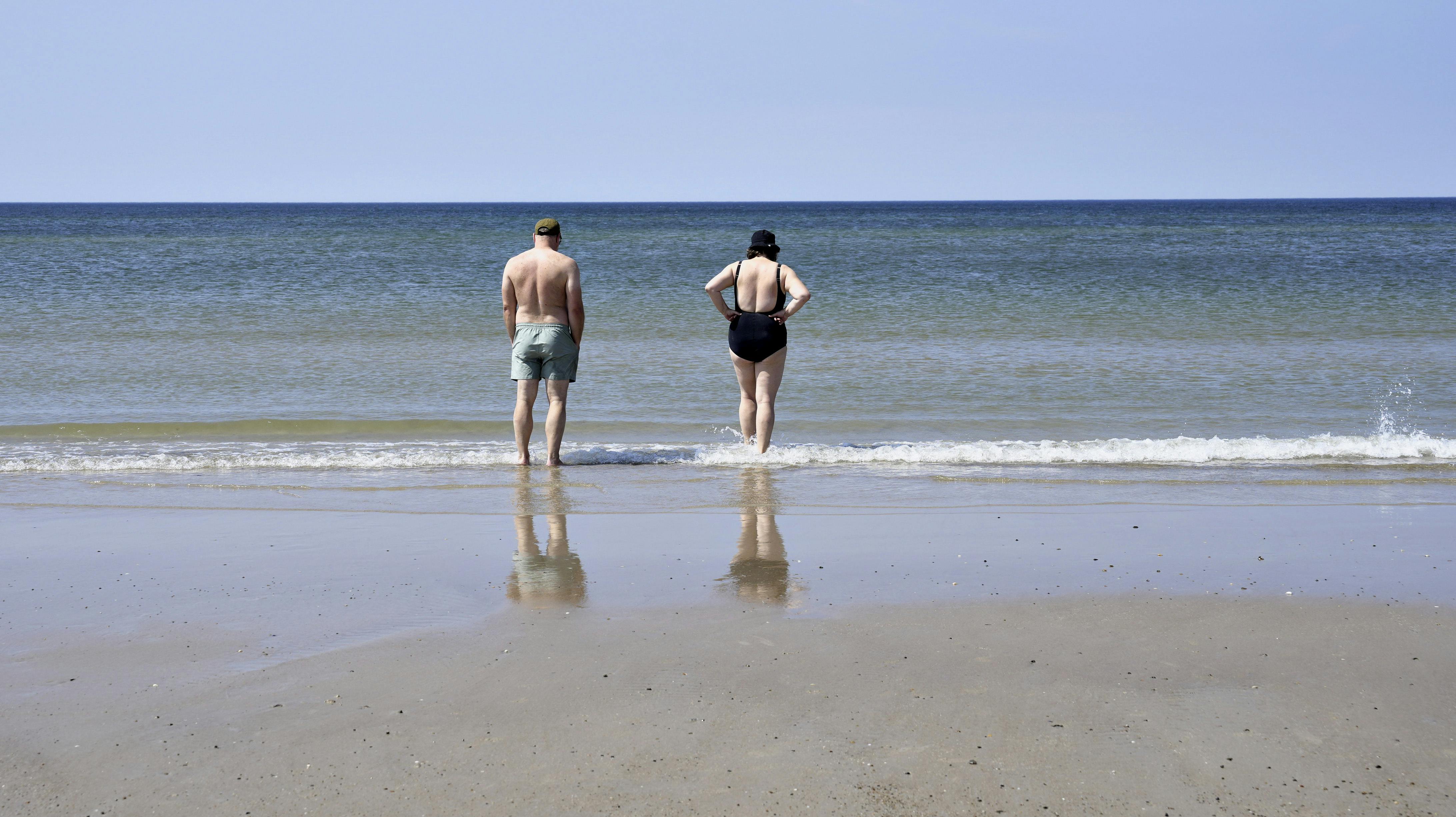 Strandgæster nyder solen og sommeren ved Blokhus Strand i Nordjylland, torsdag den 27. juni 2024.. (Foto: Henning Bagger/Ritzau Scanpix)