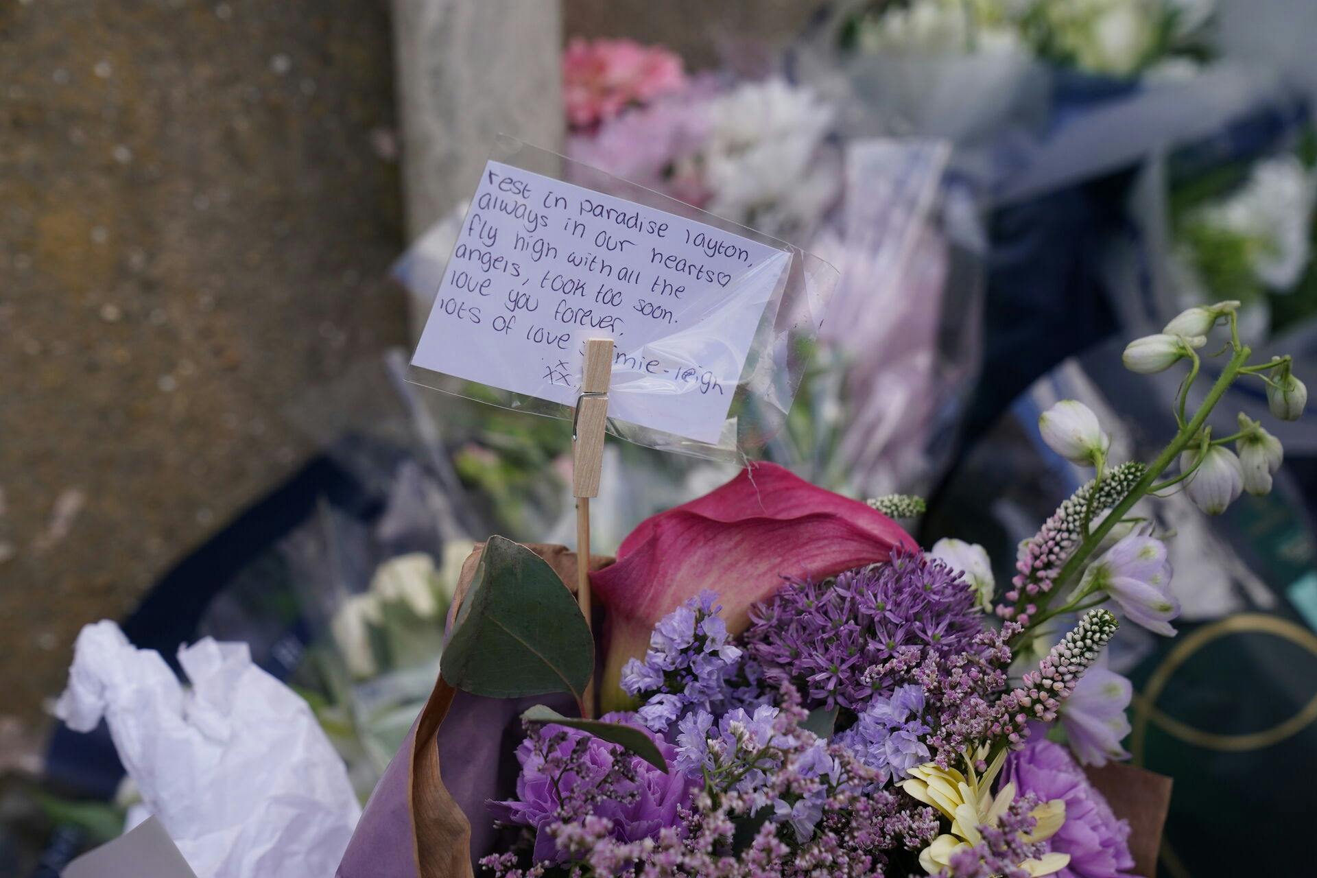 Blomster og hilsner ved den lagerbygning i Gateshead, hvor liget af den 14-årige dreng blev fundet