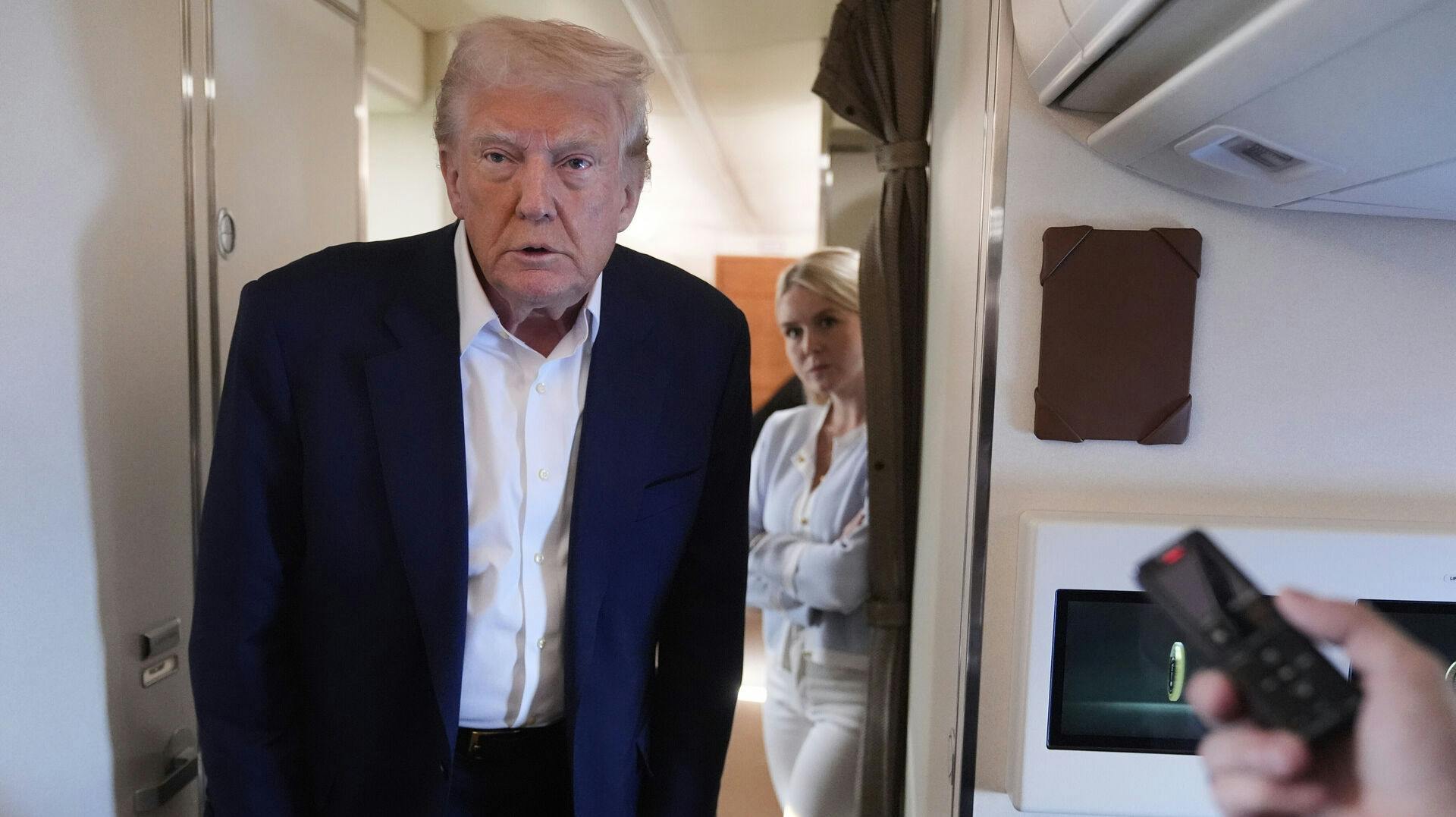 Donald Trump møder pressen på Air Force One søndag.