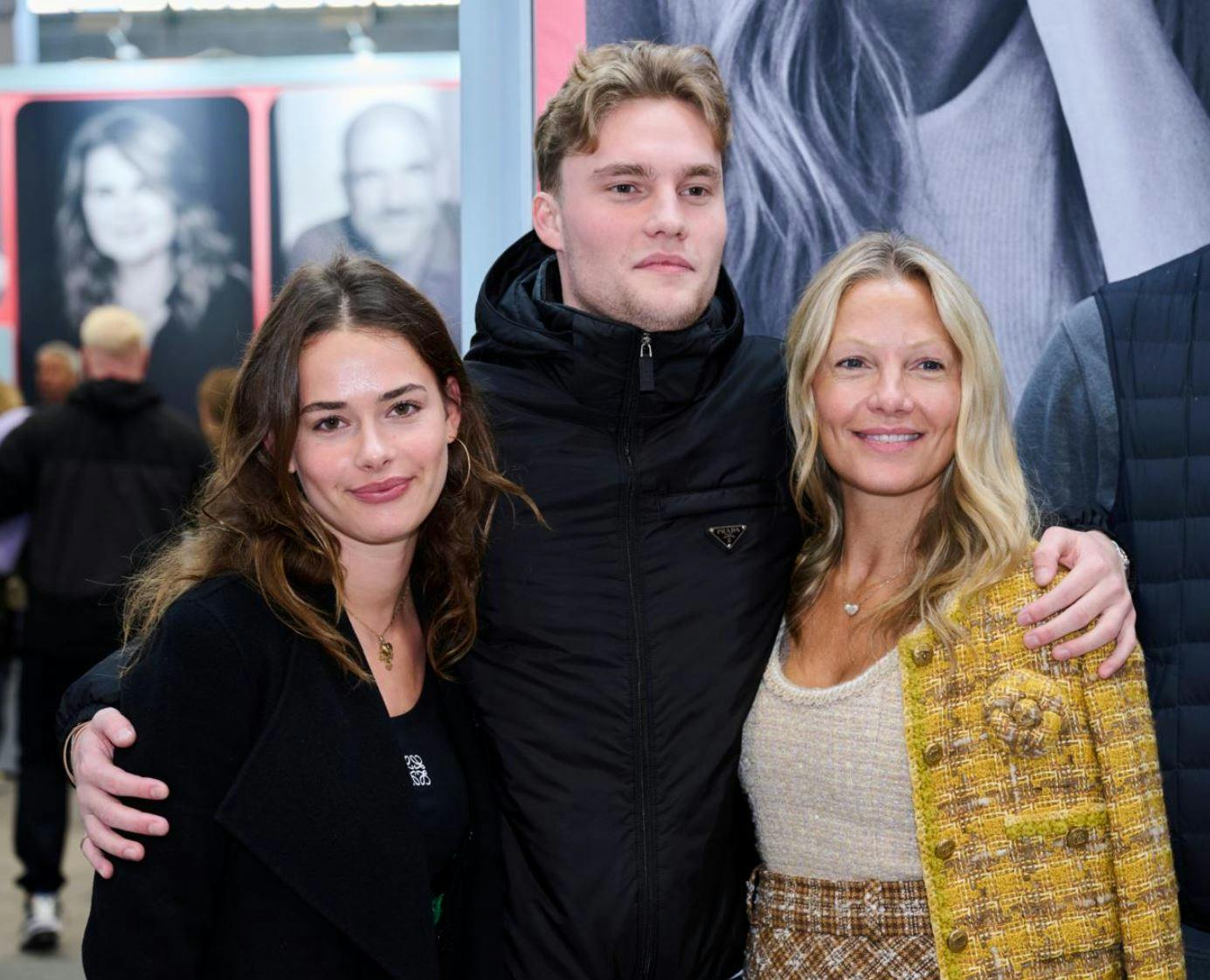 Alexander med kæresten Stella og mor Caroline.
