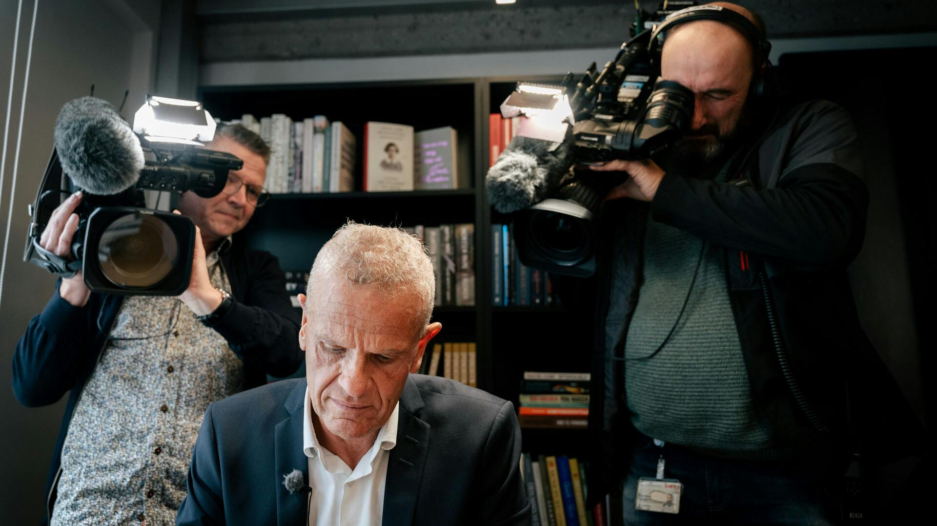 Lars Findsen skriver her autografer i sin biografi "Spionchefen - Erindringer fra celle 18", der udkom i 2022. Nu er han formelt helt færdig i efterretningstjenesten, som han i årevis har været i krig om.