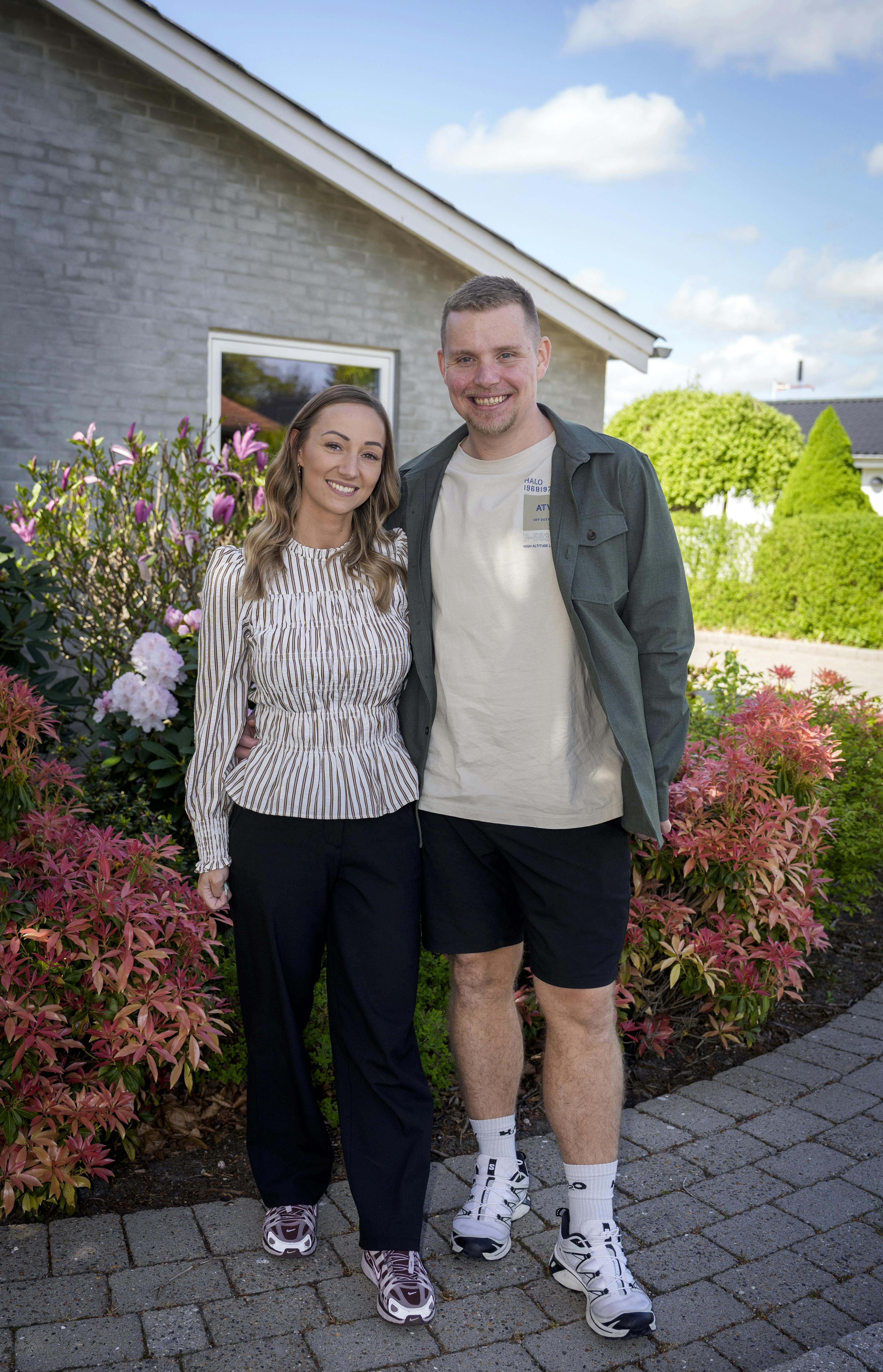 Nadia og Mads foran Nadias hjem i Mejdal i Holstebro.