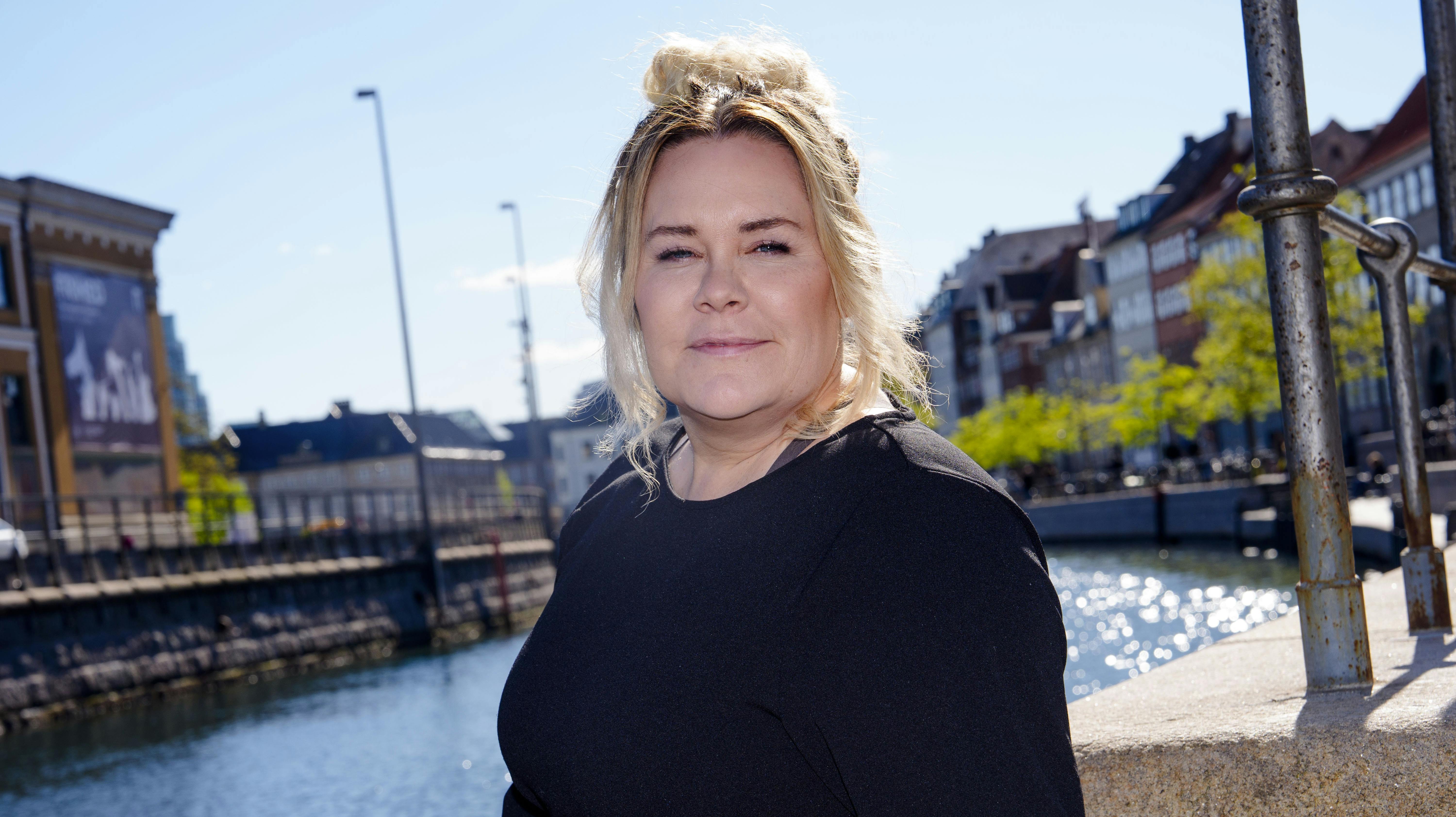 Linda P glæder sig til, at publikum indfinder sig i Glassalen, når Tivolirevyen inden længe får premiere.