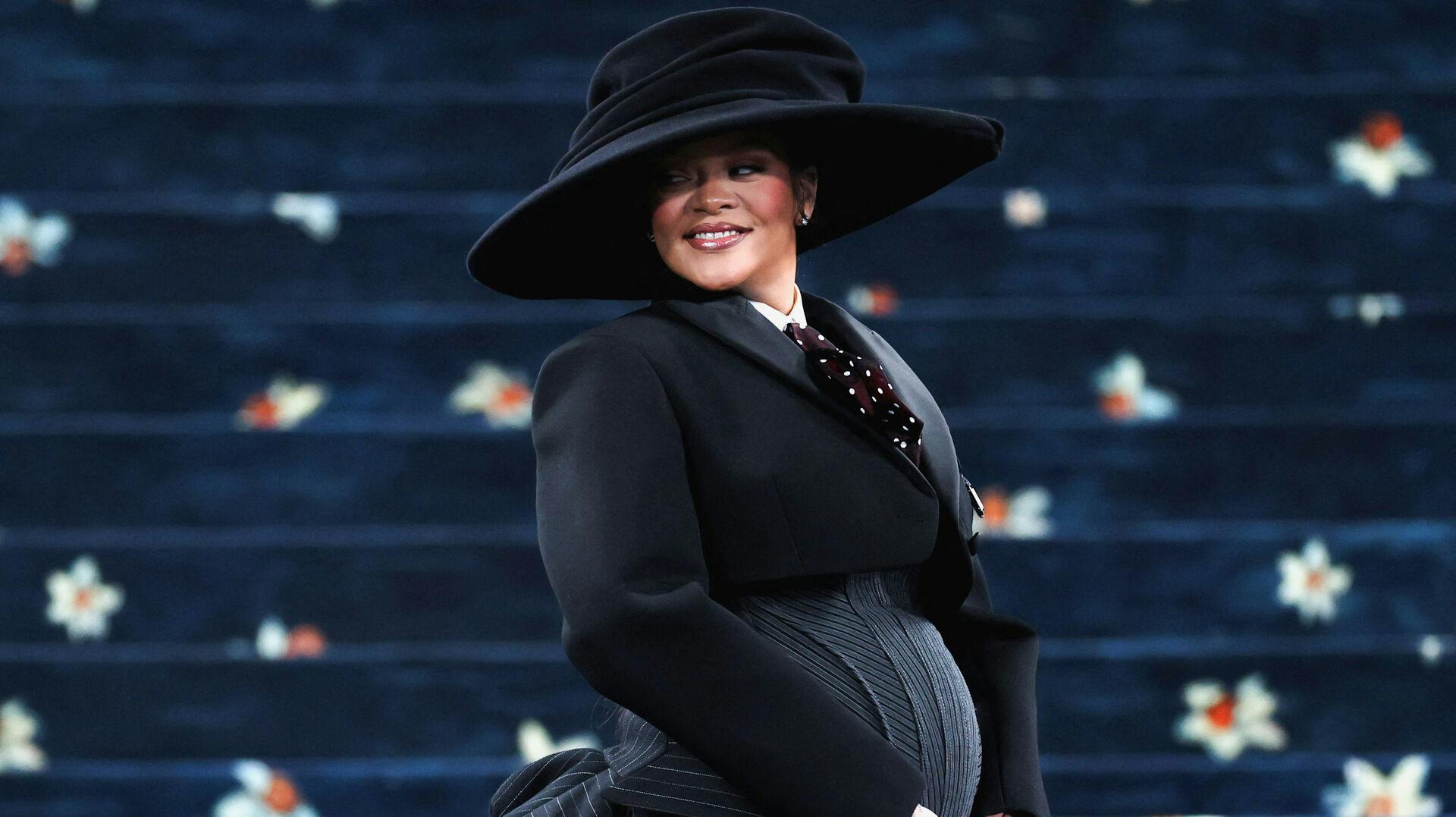 Rihanna overraskede alle med sin babybule til Met Gala. Også hendes nye sang er uventet.