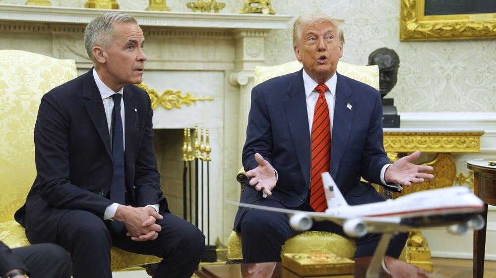 Mark Carney og Donald Trump taler med journalister i Det Hvide Hus.