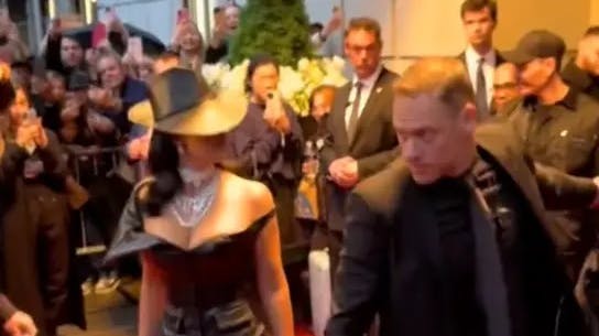 Her kigger Kim Kardashian vredt på sikkerhedsvagten efter brøleren.