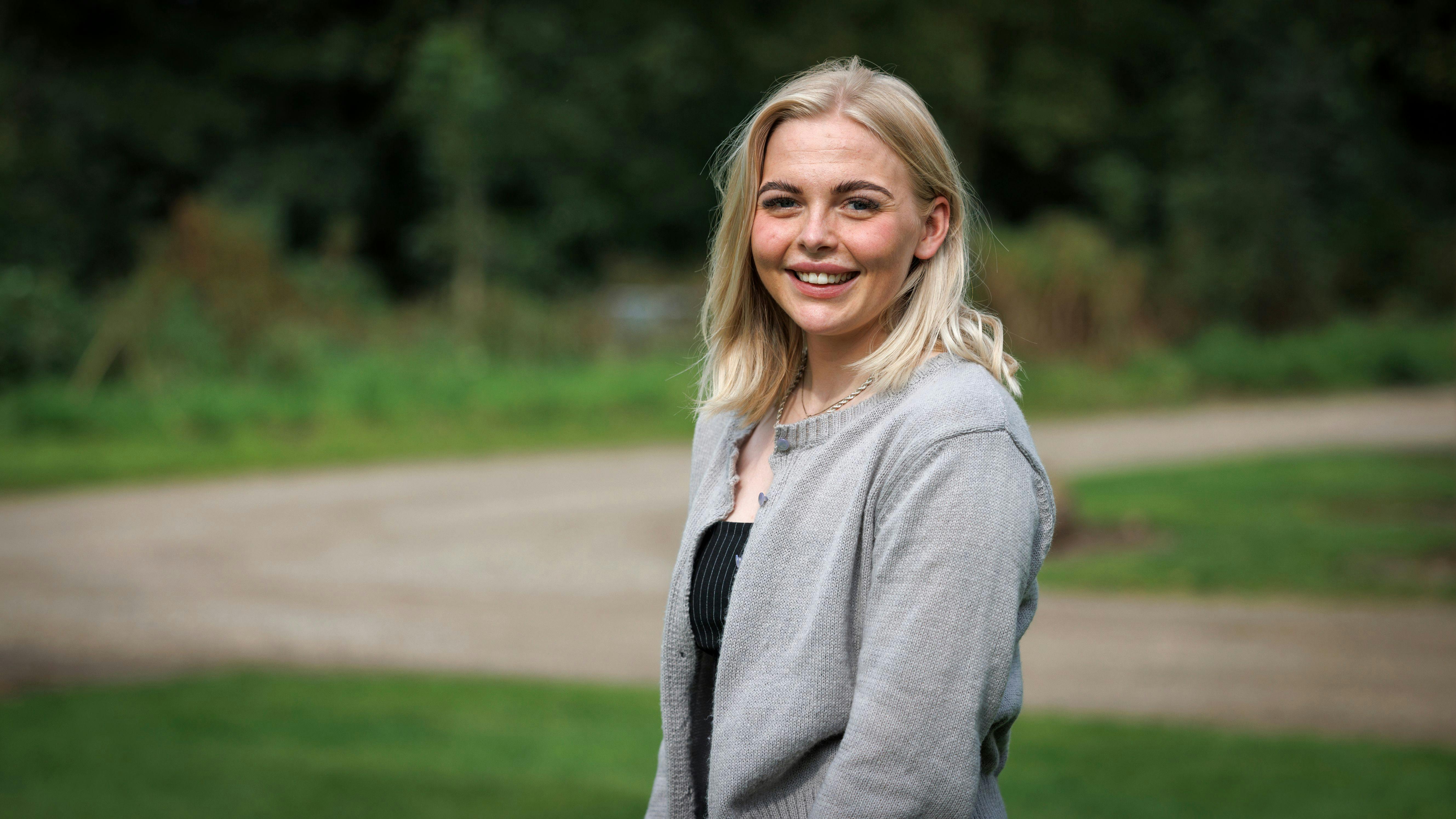 Ann smiler stort igen - hun er forelsket.