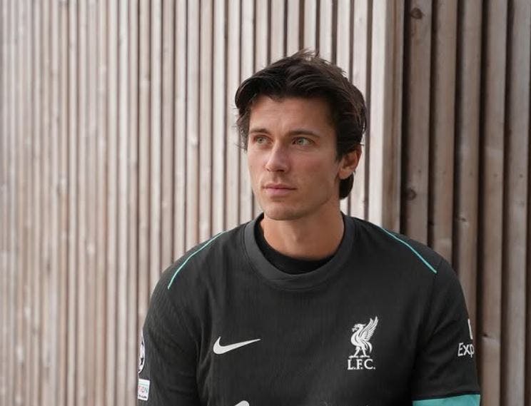 Mikkel Dupont Vilstrup i en af sine mange Liverpool-trøjer.&nbsp;