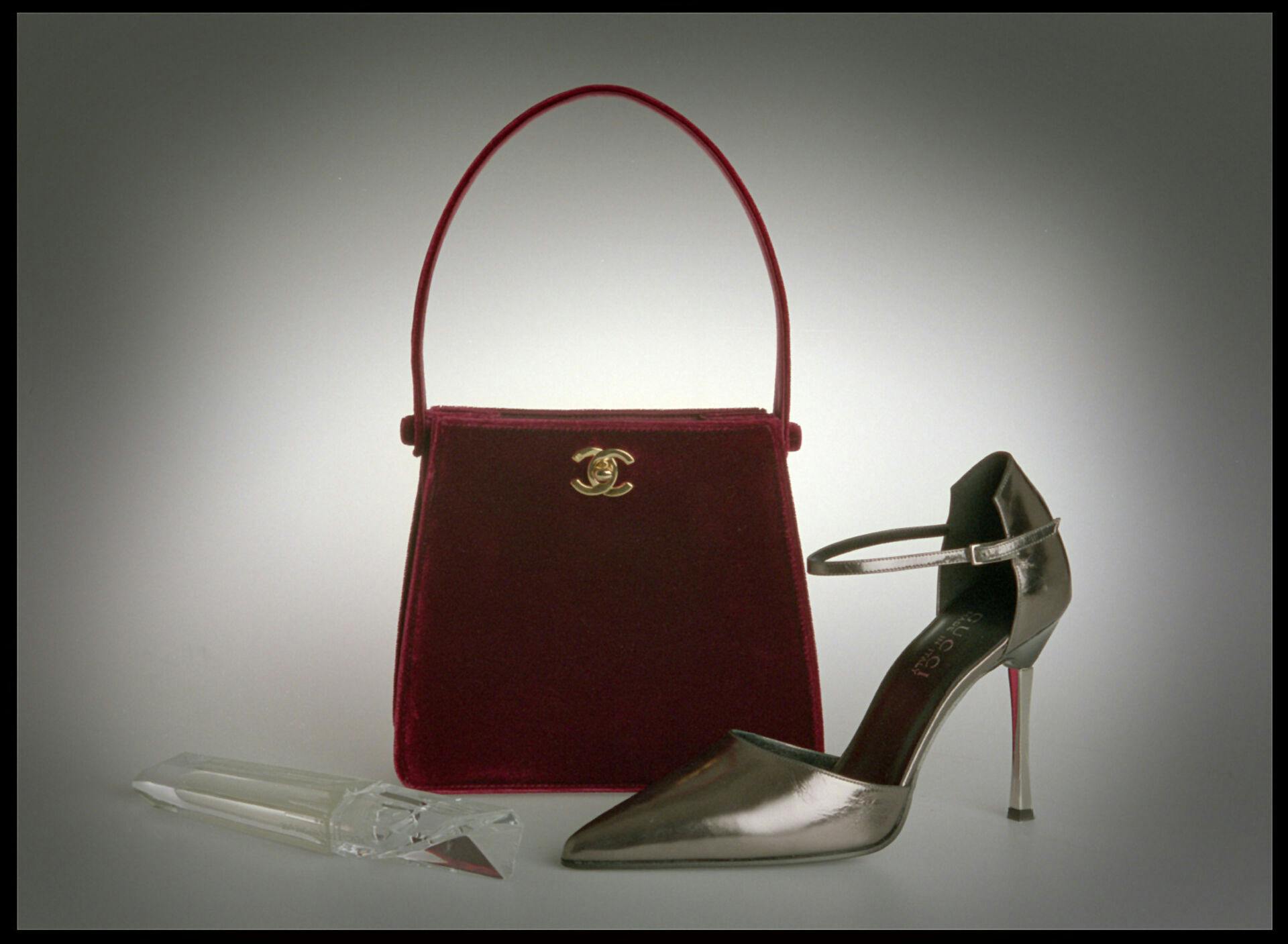 JULEGAVEIDEER, DONNA KARAN CHAOS PARFUME, VINRØD VILOURTASKE FRA CHANEL. STILETSKO FRA GUCCI.