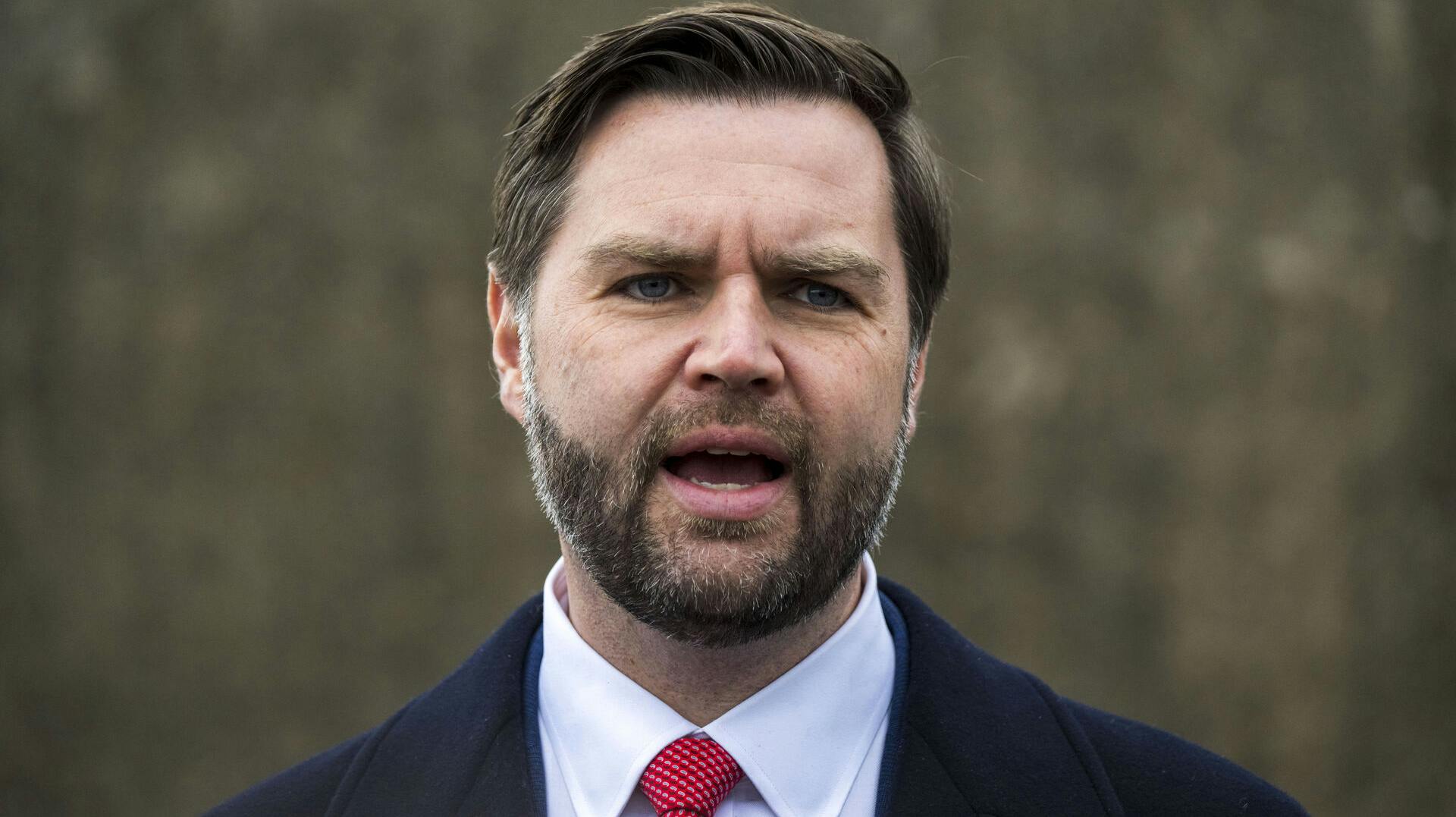 Den amerikanske vicepræsident J.D. Vance tror ikke det er muligt for USA at mægle i krigen mellem Rusland og Ukraine, hvis ikke de to lande selv forhandler direkte.