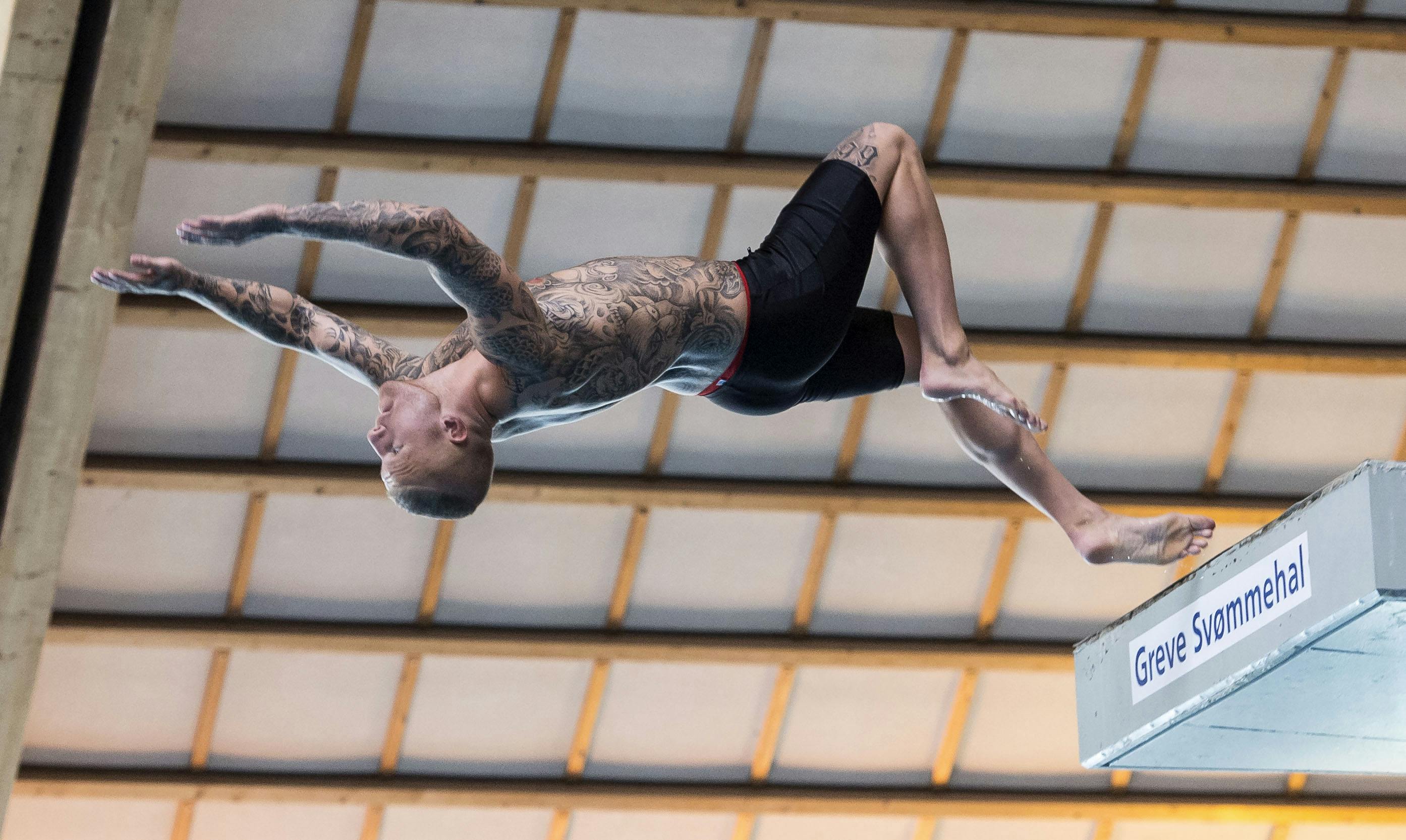 Patrick Nielsen demonstrerede, hvad han havde lært til pressemødet i Greve Svømmehal forud for premieren. 