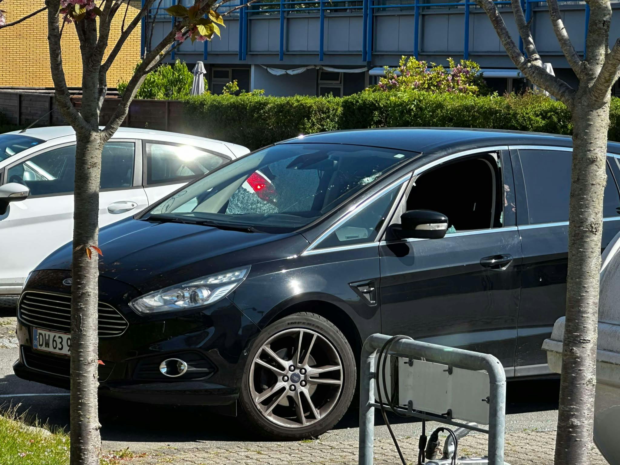 Ved ankomst kunne politiet konstatere, at der holdt en bil med smadrede ruder i på parkeringspladsen. Den er angiveligt blevet beskudt.