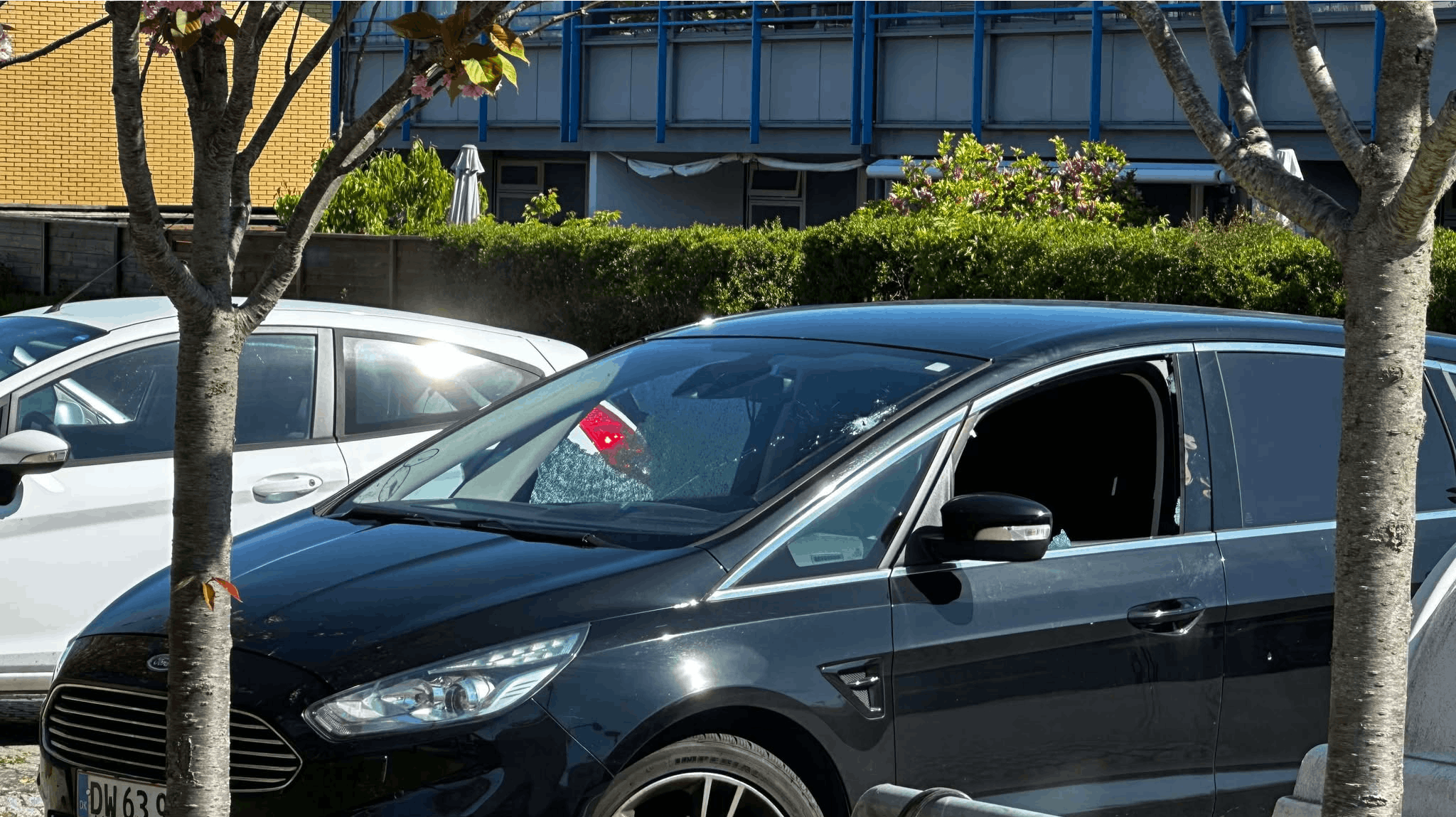 Ved ankomst kunne politiet konstatere, at der holdt en bil med smadrede ruder i på parkeringspladsen. Den er angiveligt blevet beskudt.