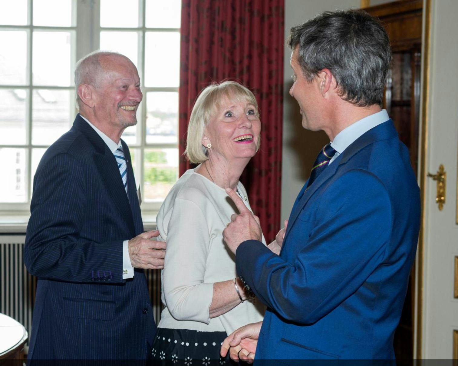 Per Thornit var manden, som Frederik stolede 100 procent på. Her hilser han og hustruen Ulla på Frederik i forbindelse med en legatuddeling i 2015.