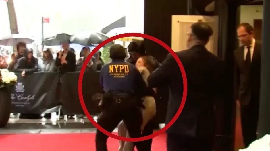 Her bliver kendisstylisten slæbt væk af politiet på den røde løber til Met Gala.