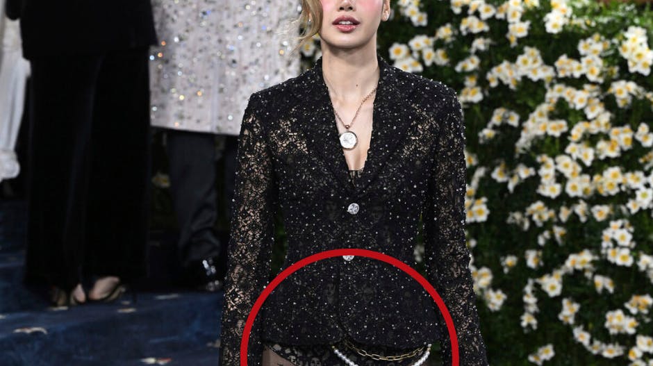 Skuespiller og popstjerne Lisa fra "The White Lotus" og Blackpink ankom med særlig detalje til Met Gala 2025.