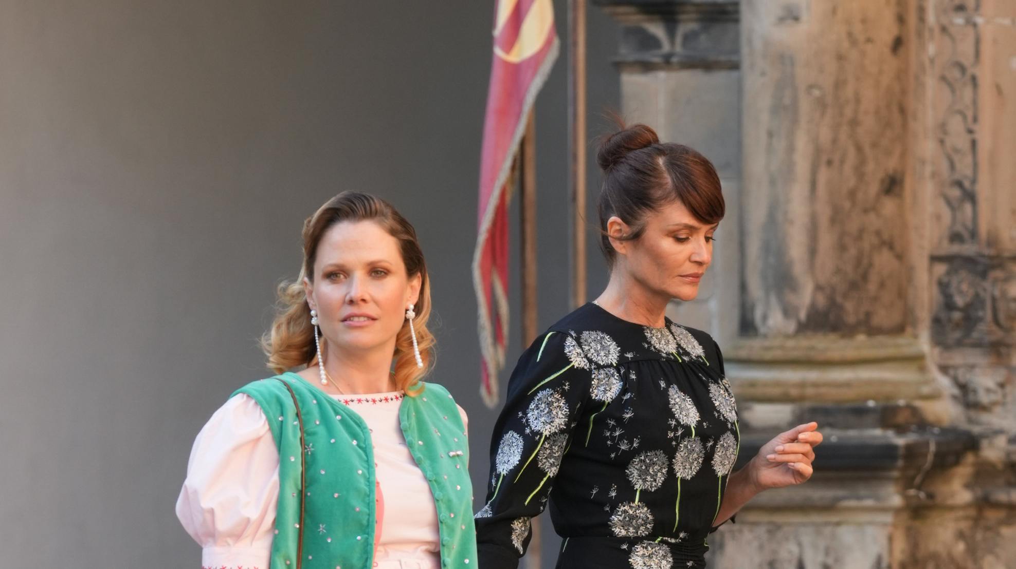 Sanger og "X Factor"-dommer Oh Land ankom sammen med model Helena Christensen.