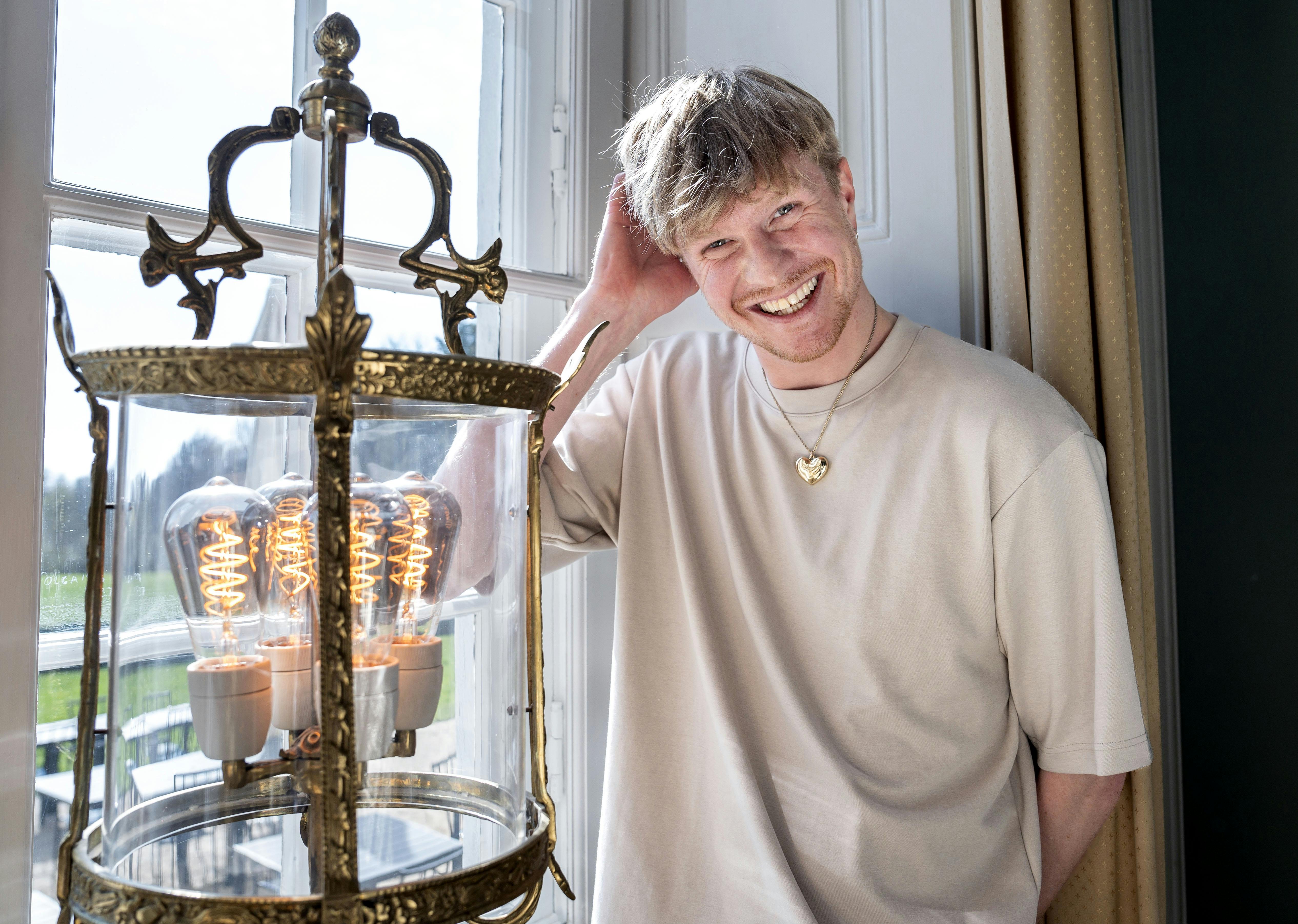 – Jeg har ikke ligesom Line Kirsten (Nikolajsen, red.) en spilklub, men jeg har nogle venner på Roskilde, hvor vi altid sidder og drikker bajere og spiller Varulv, siger Victor Lander, 31.