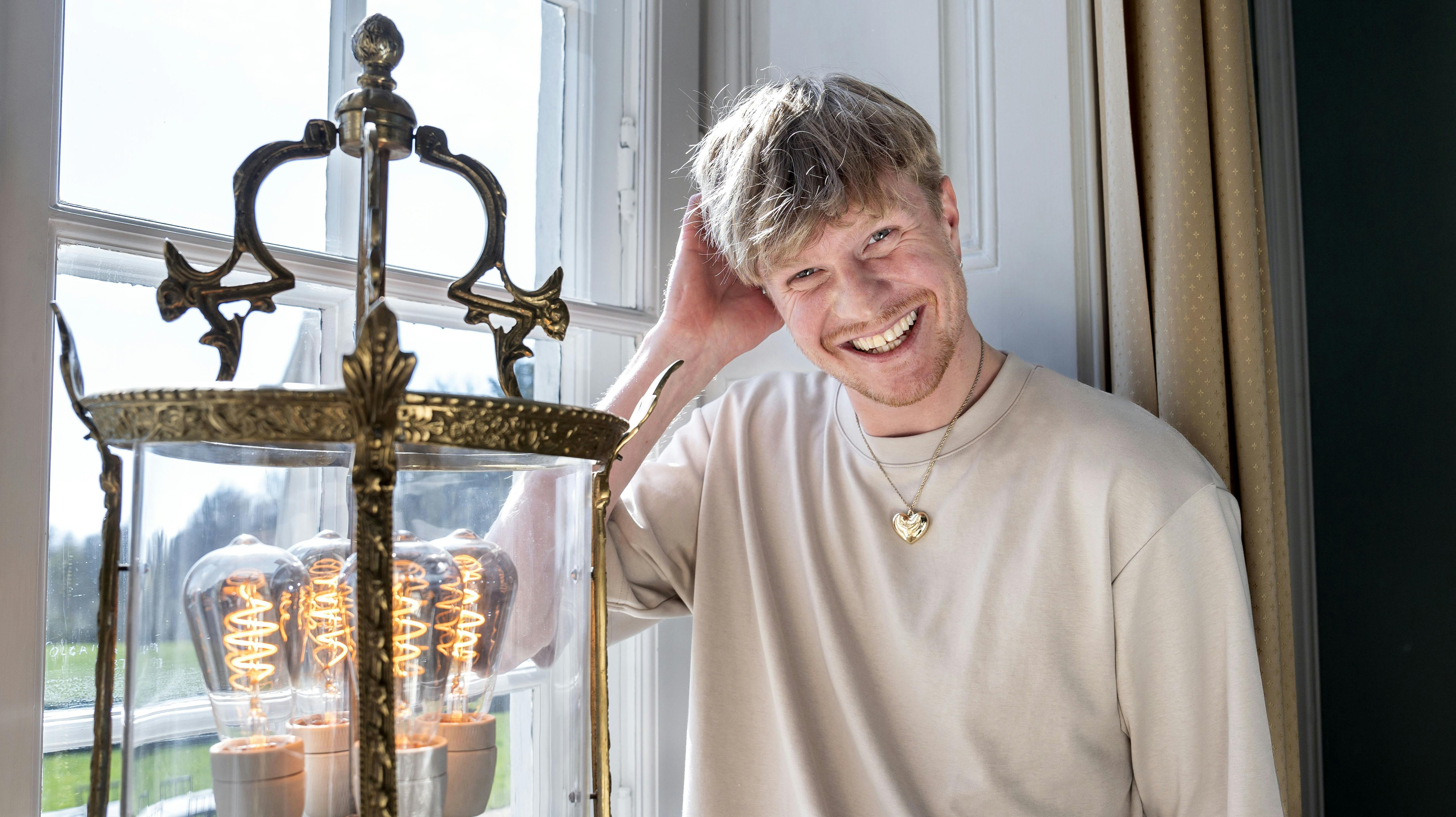 – Jeg har ikke ligesom Line Kirsten (Nikolajsen, red.) en spilklub, men jeg har nogle venner på Roskilde, hvor vi altid sidder og drikker bajere og spiller Varulv, siger Victor Lander, 31.