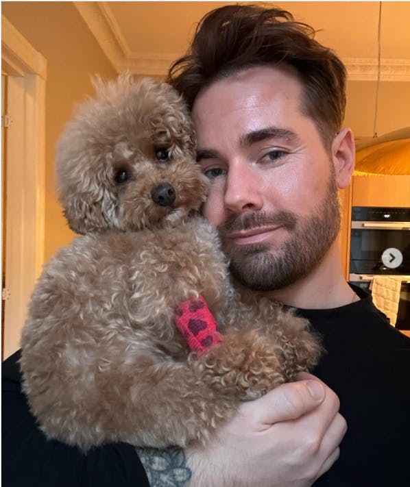 Influenceren er landet i massivt stormvejr på grund af sin hund.