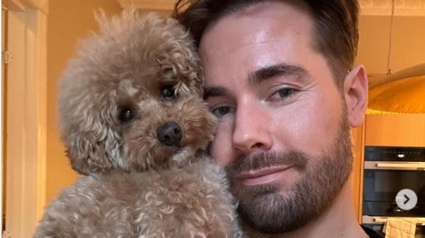 Influenceren er landet i massivt stormvejr på grund af sin hund.